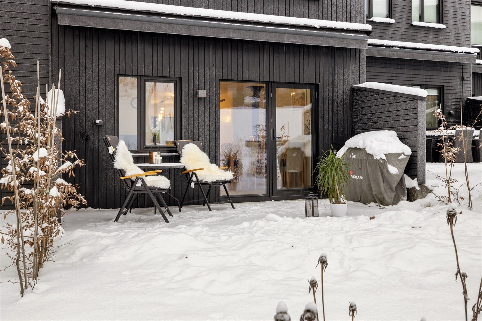Fra stuen er det utgang til markterrasse i trekonstruksjon på ca. 12 m². Galleribilde