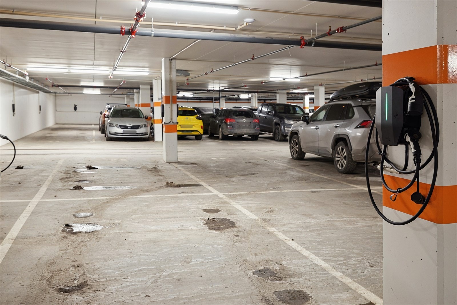 Det medfølger parkeringsplass i felles garasjeanlegg med egen ladeboks. Sameiet har 13 gjesteplasser. Galleribilde