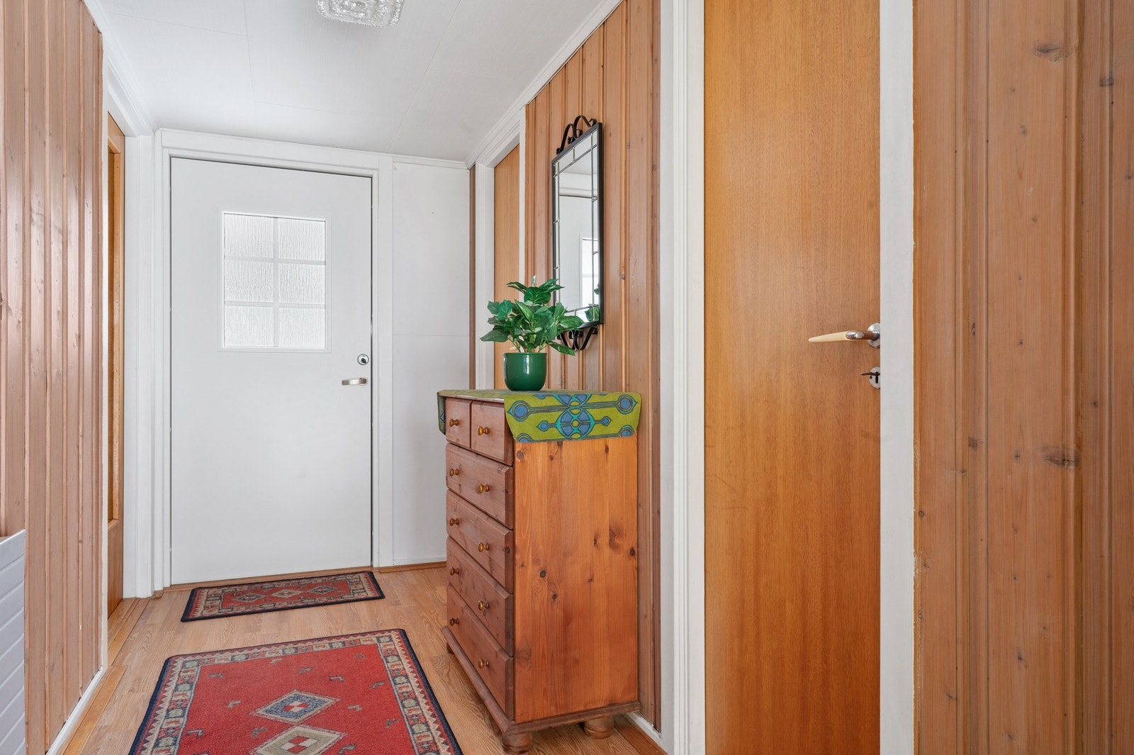 Entré med tilgang til vaskerom, bod, terrasse og videre inn til en forstue som igjen tar deg til boligens hovedrom. Galleribilde