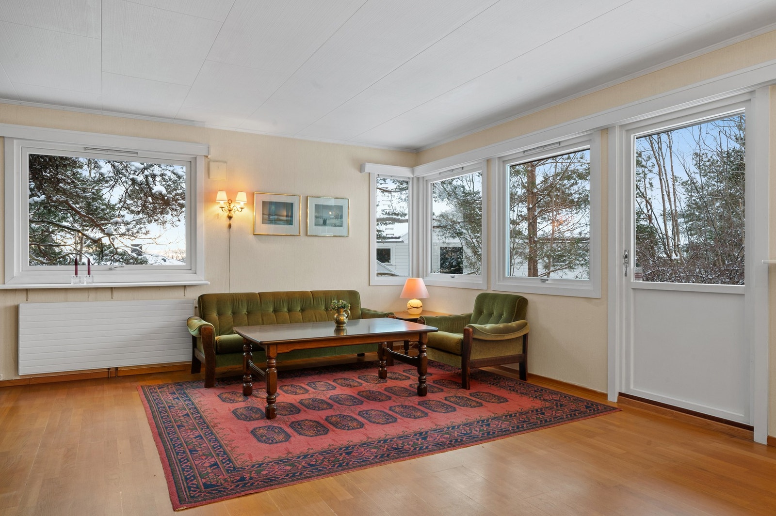 Fra stuen er det utgang til en stor terrasse og videre ut til hagen. Galleribilde