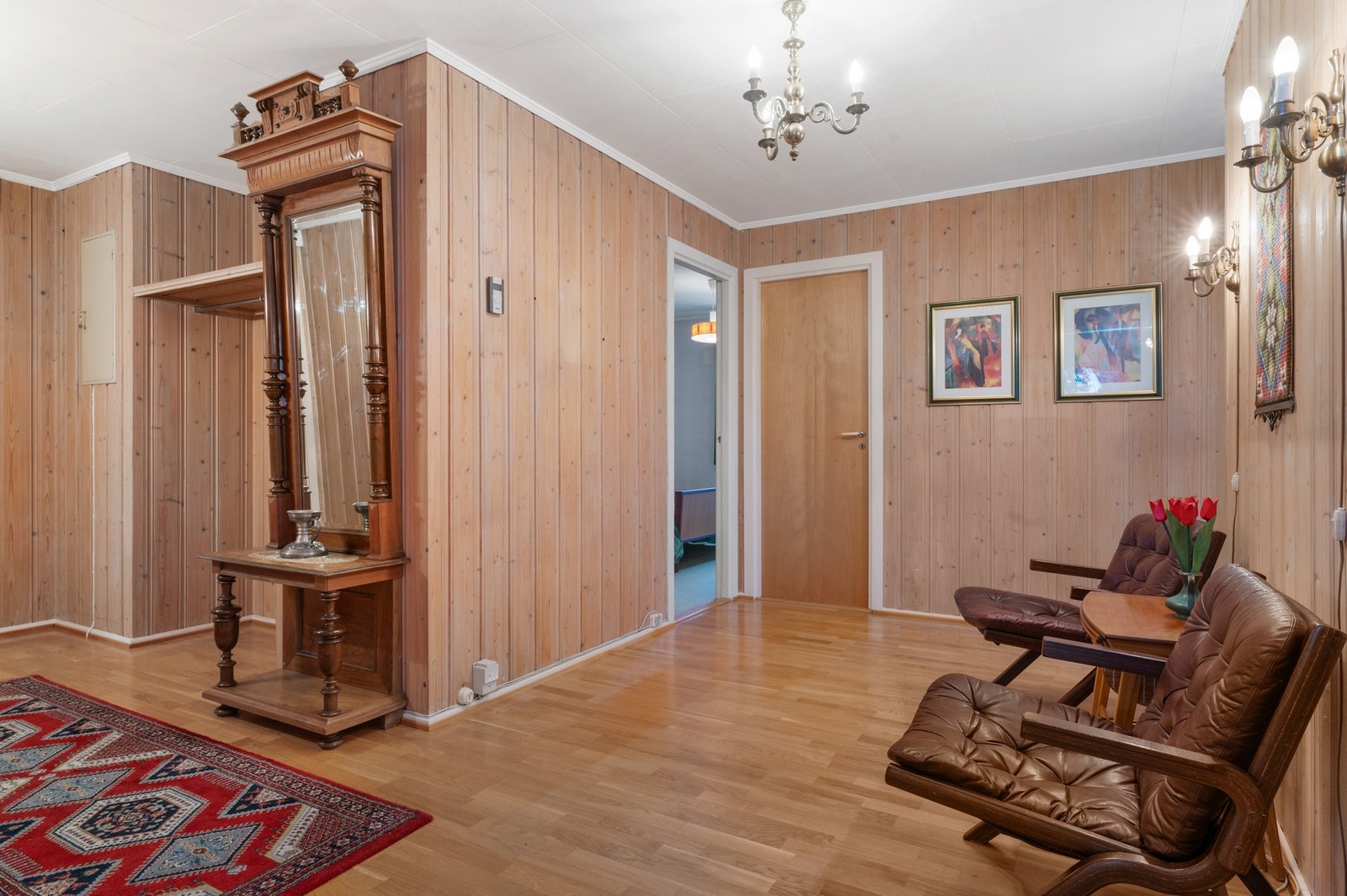 Fra gangen er det tilgang til alle soverom, bad, stue og kjøkken. Galleribilde