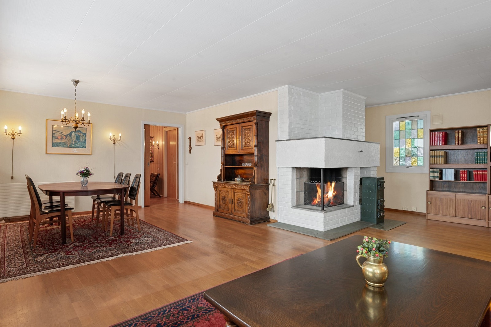 Boligen varmes opp med varmepumpe, vannbåren varme til radiator fra fyrkjele. I tillegg peis og vedovn i stuen. Galleribilde