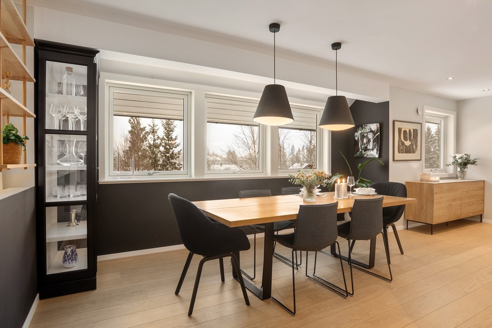 Spisestuen er sentralt plassert med god plass til større spisebord og sosiale sammenkomster. Galleribilde