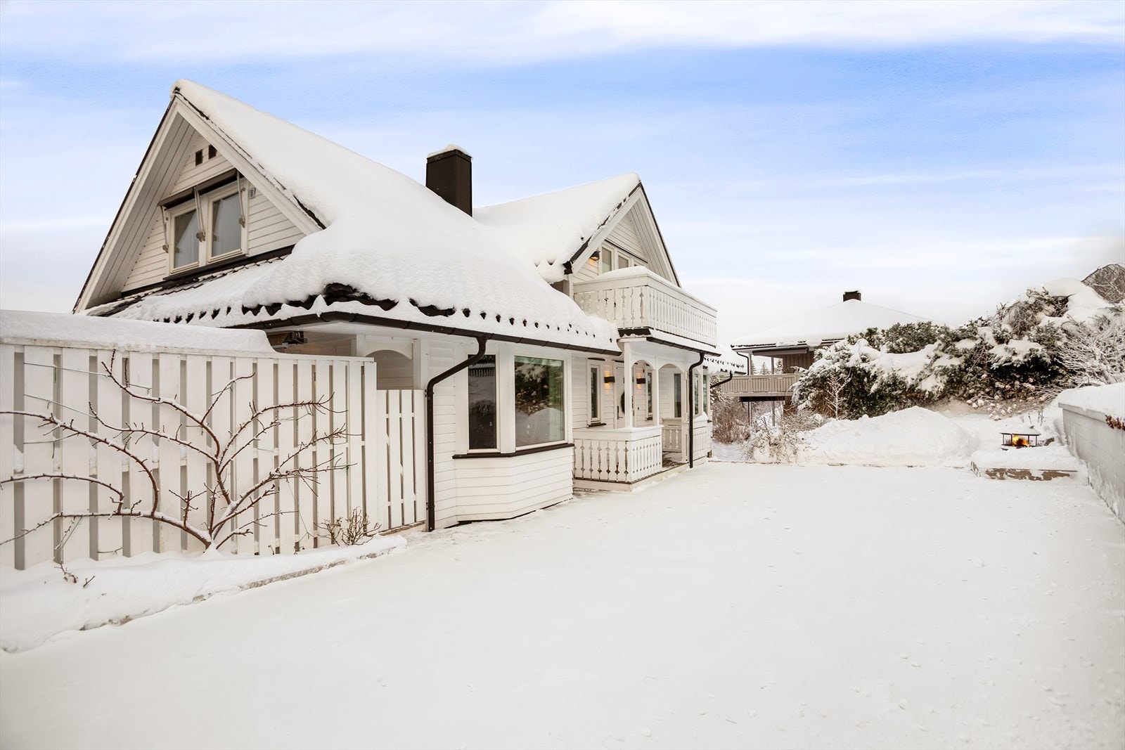 I 2021 ble det etablert gjerde foran og bak huset. Galleribilde