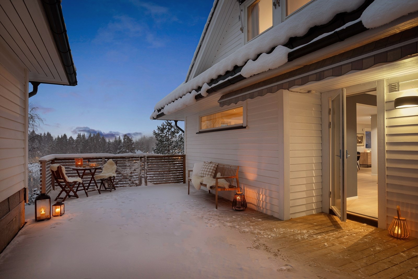 Boligen har flere varierte og solrike uteplasser som gir gode bruksmuligheter gjennom hele dagen. Galleribilde