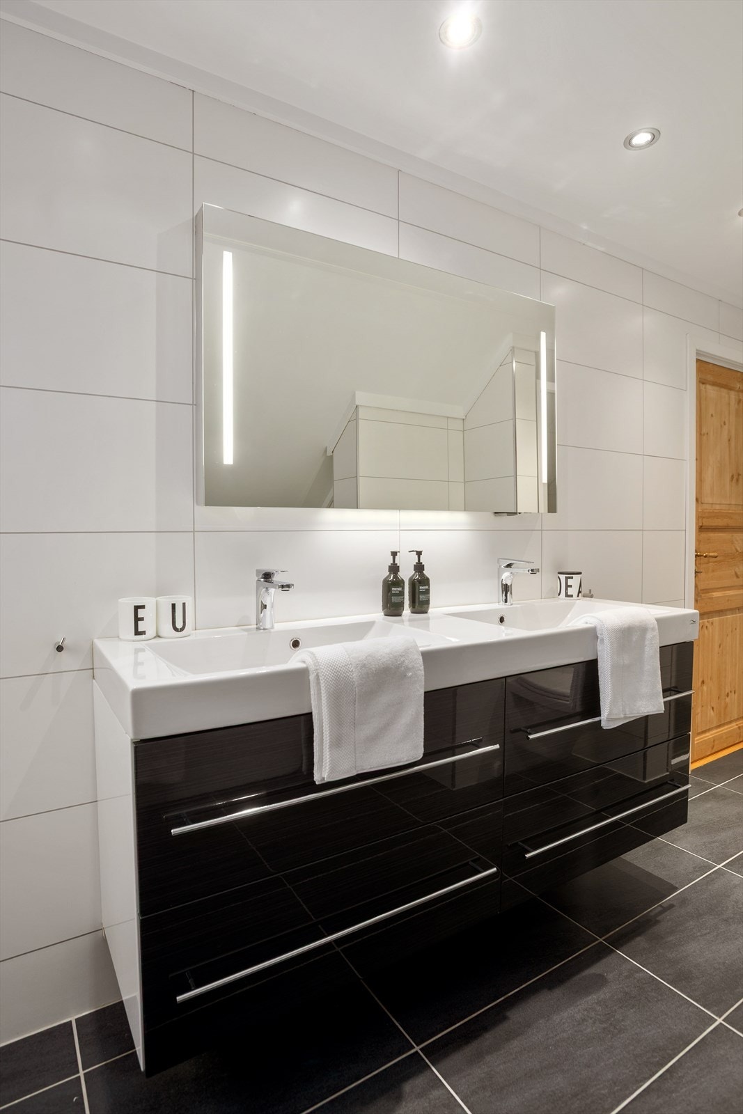 Baderommet i 2. etasje er romslig og moderne utformet. Galleribilde