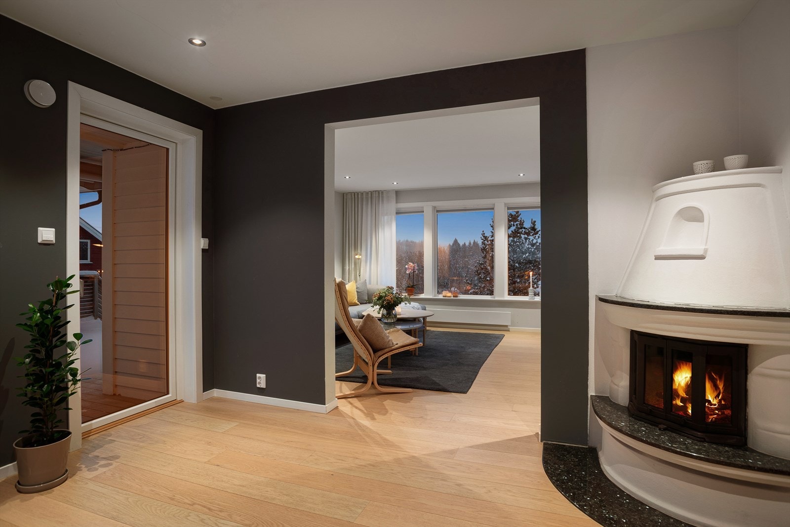 Stue 2 har plassbygd peisovn. Galleribilde