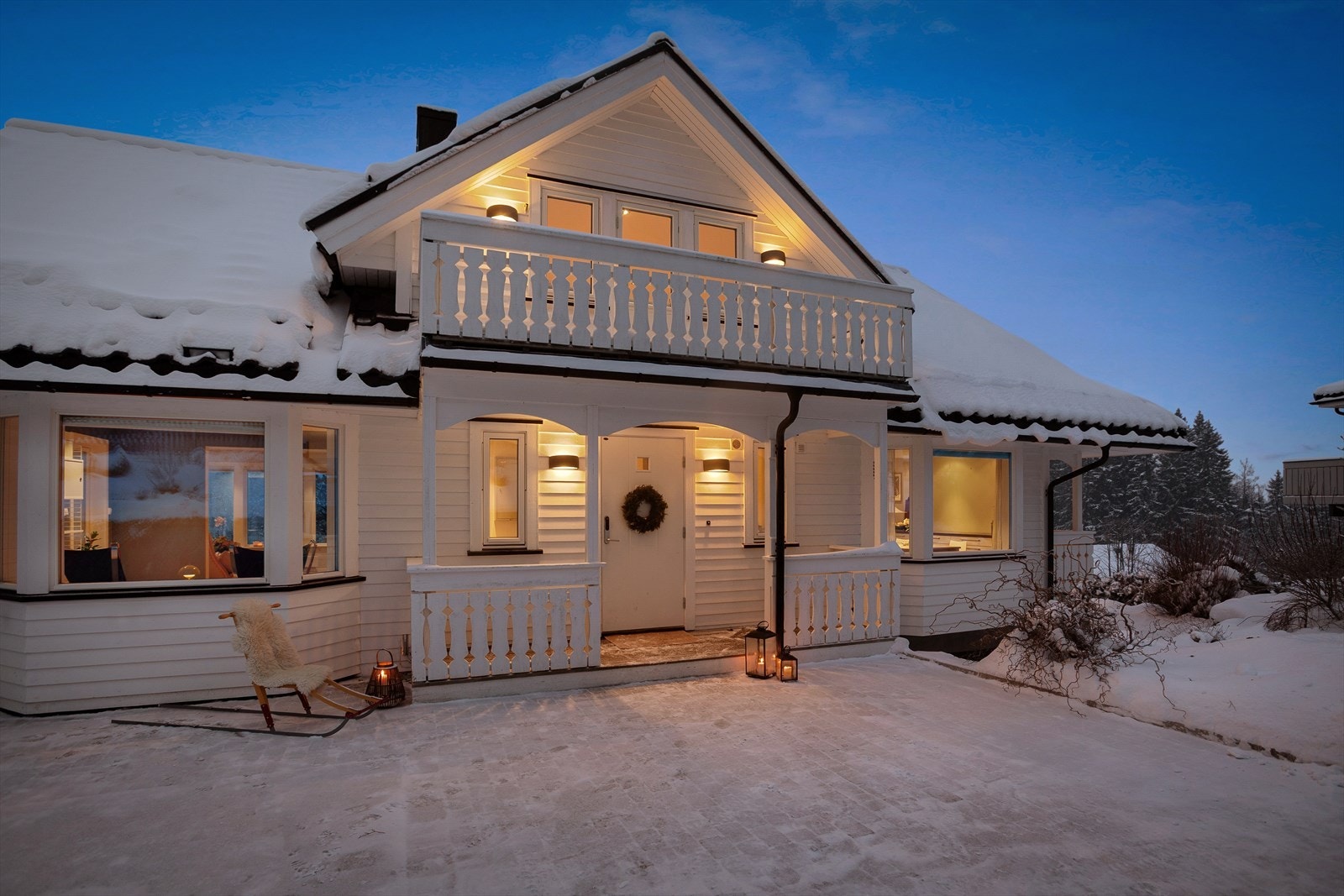 Boligen har asfaltert innkjørsel og steinbelagt areal foran huset gir en ryddig og praktisk adkomst til boligen. Galleribilde