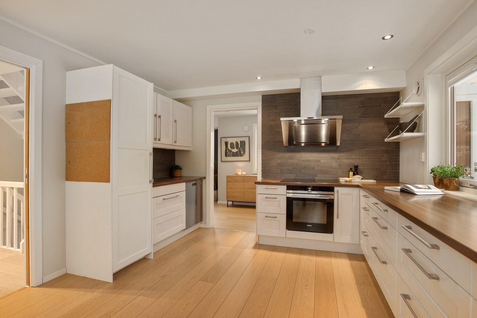 Stilrent kjøkken med kjøkkeninnredning fra 2010 med hvite, glatte fronter. Galleribilde