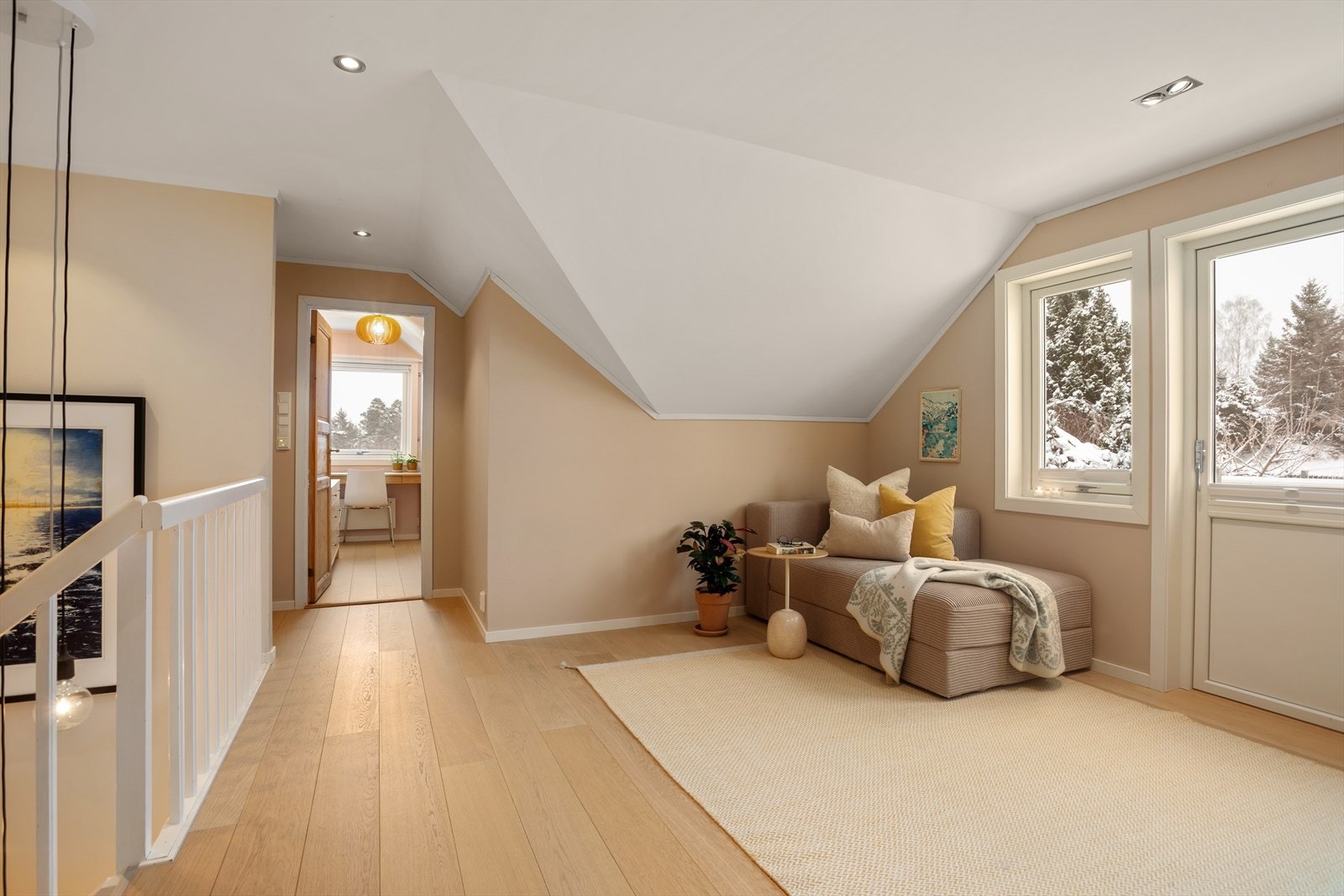 I 2. etasje er det etablert en trivelig loft stue med plassbygde skap og utgang til veranda. Galleribilde