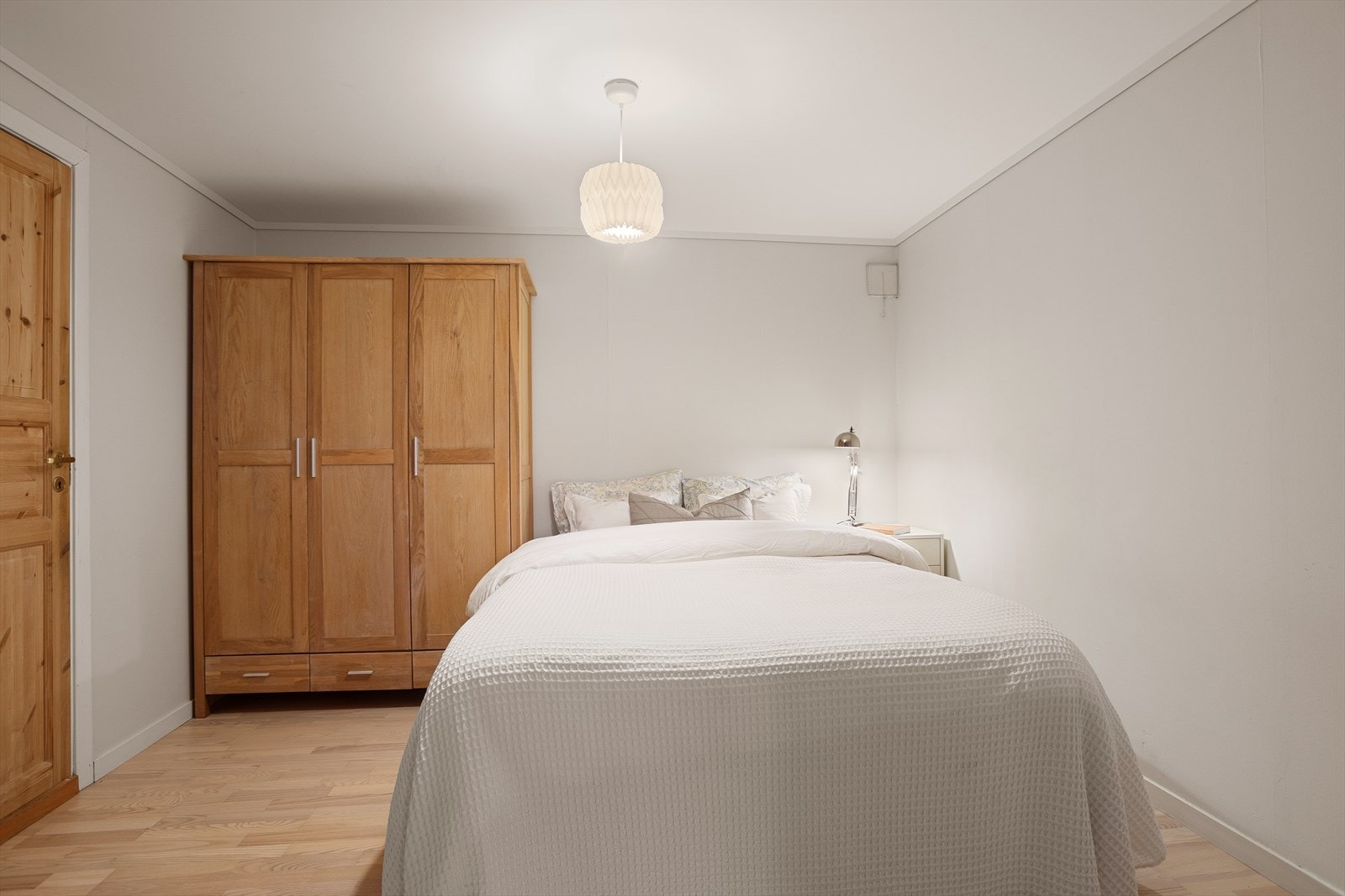 Rommene i hybelen er ikke godkjent for varig opphold, se pkt. om ferdigattest i salgsoppgaven. Galleribilde