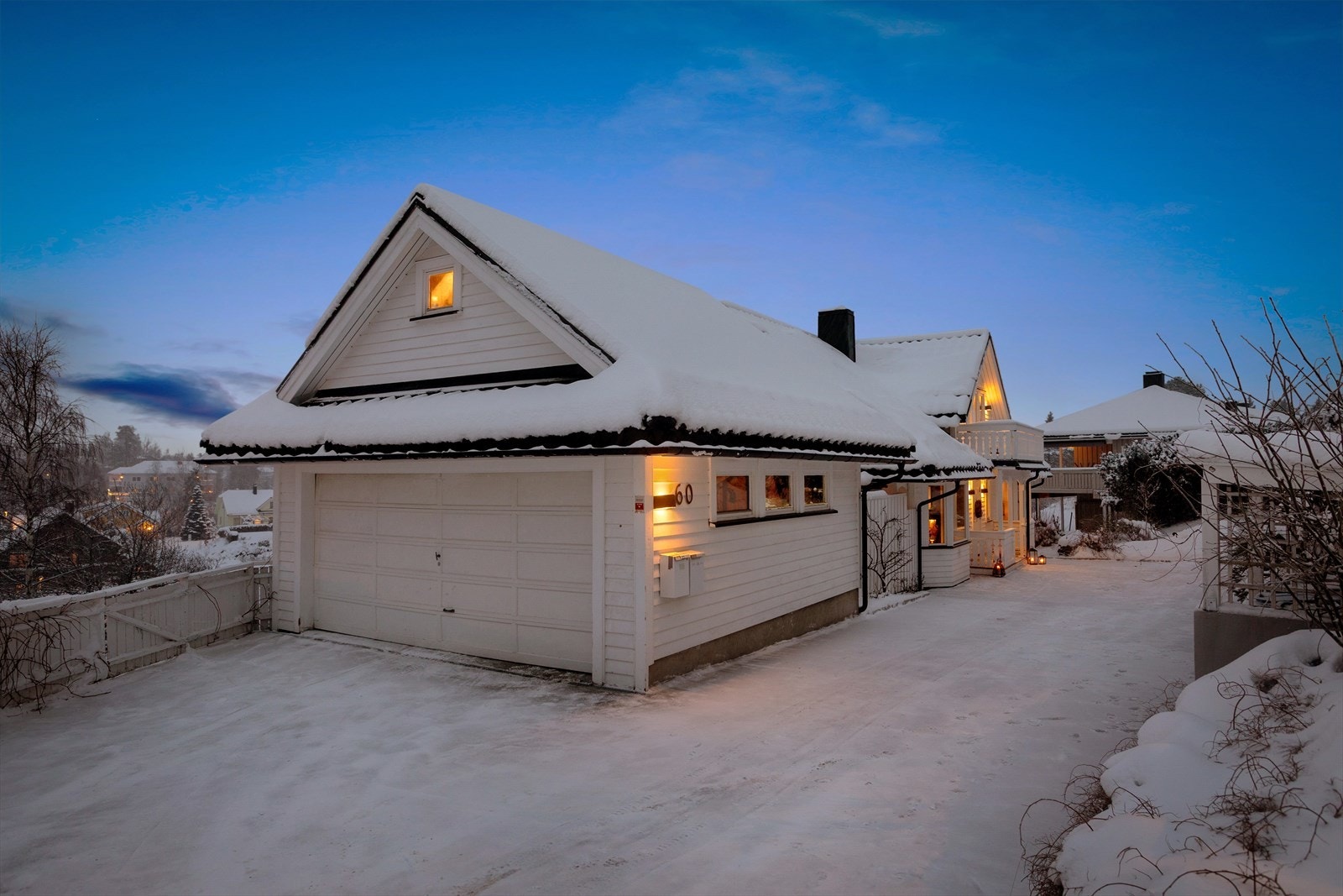 Frittstående dobbelgarasje på ca. 34 kvm med motorisert port, elbillader og underetasje på ca. 30 kvm med boder, samt gode parkeringsmuligheter på egen tomt. Galleribilde