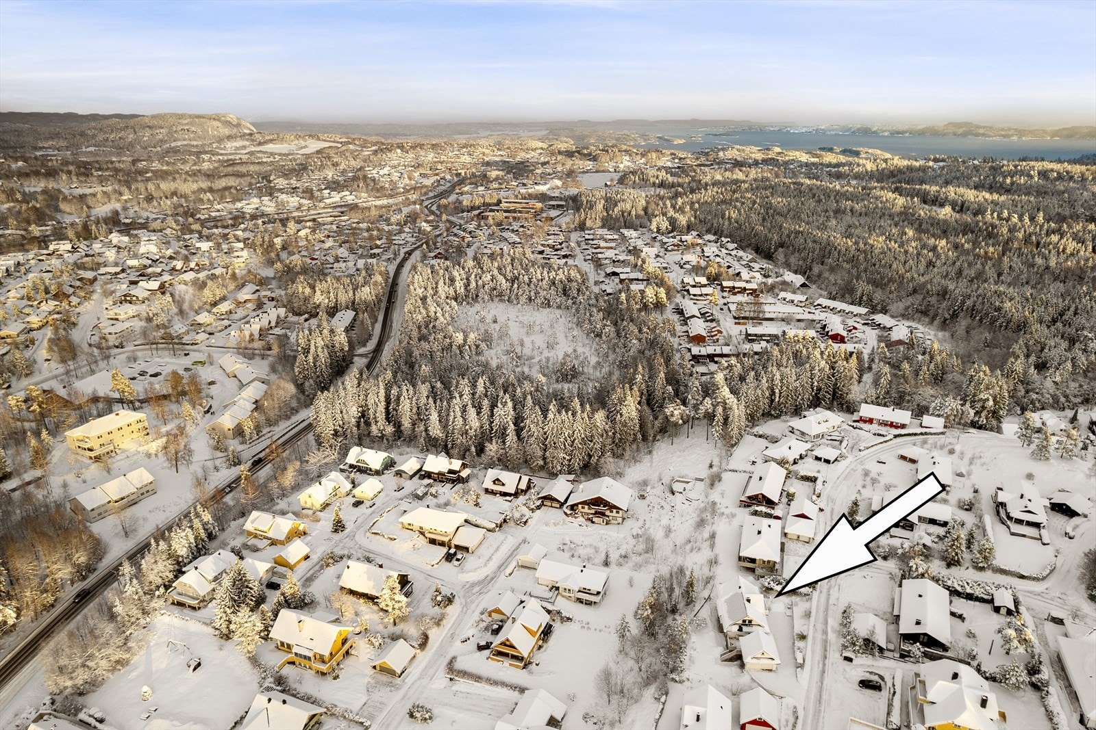 Reisetiden med buss til Asker sentrum er rundt 9 minutter. Herfra er det gode videre forbindelser med tog, flytog og ekspressbuss til blant annet Oslo, Drammen og Gardermoen. Galleribilde