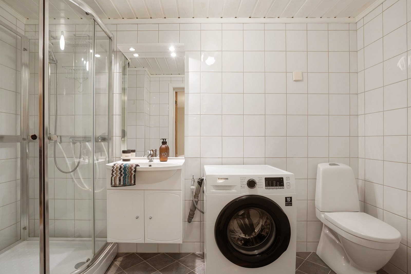 Rommene i hybelen er ikke godkjent for varig opphold, se pkt. om ferdigattest i salgsoppgaven. Galleribilde