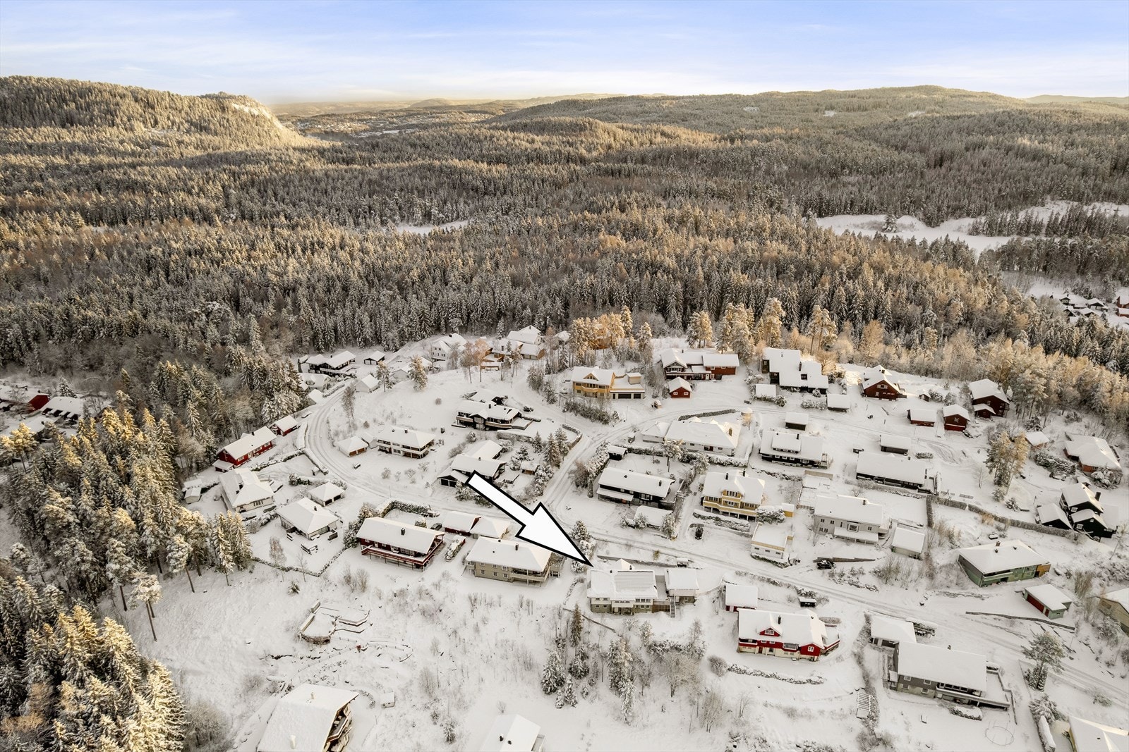 Fra eiendommen er det ca. 7-10 minutters gange til både barnehage, Vardåsen barneskole og bussholdeplass. Galleribilde