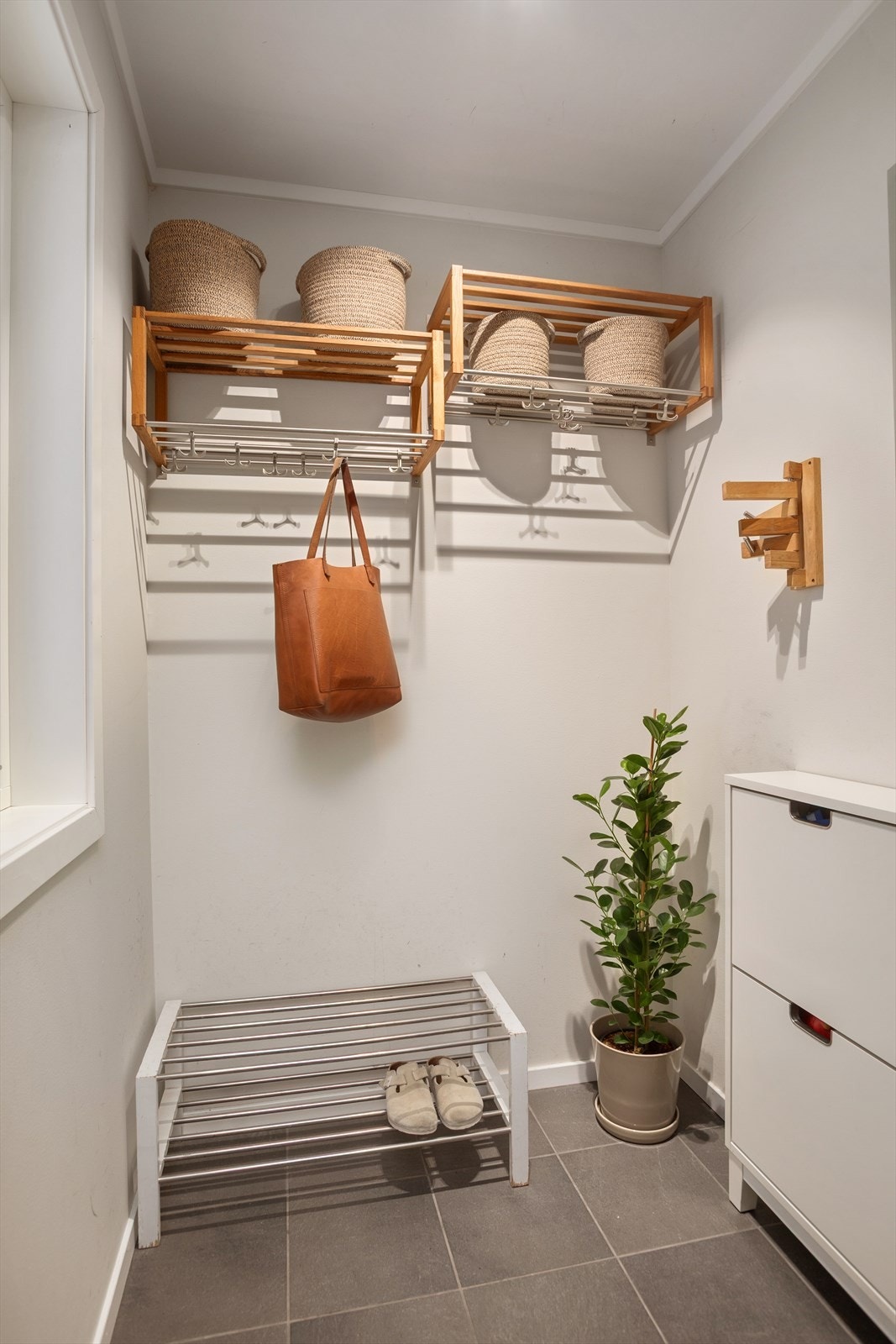 Tidligere bod er innlemmet i entréen og benyttes i dag som garderobeløsning. Dette er ikke omsøkt hos kommunen, se pkt. om ferdigattet i salgsoppgaven. Galleribilde