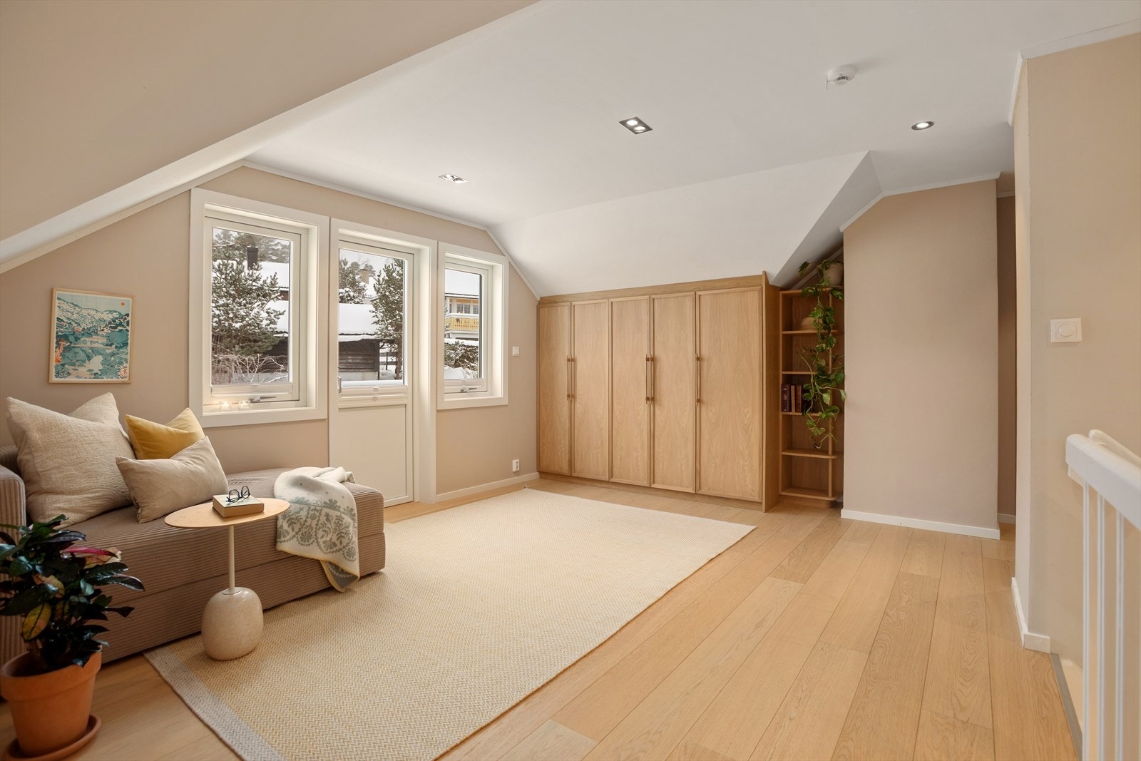 Plassbygde garderobeskap (2022). Galleribilde