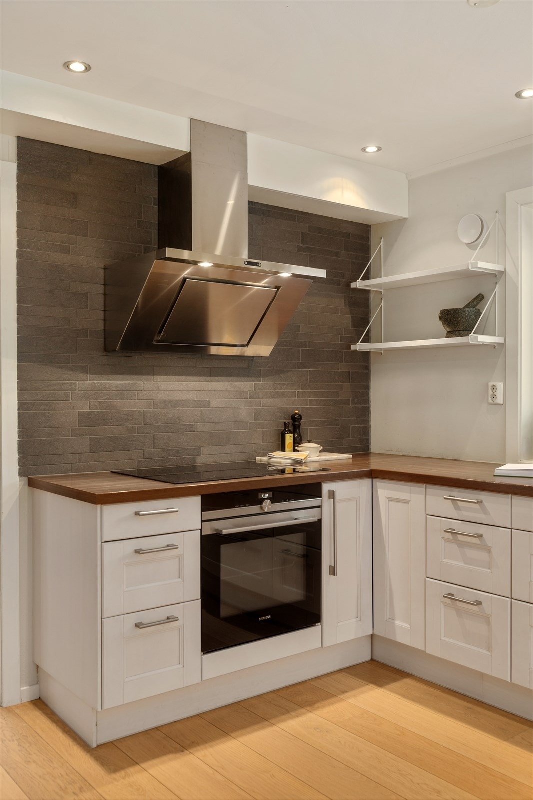 Kjøkkenet er utstyrt med integrerte hvitevarer bestående av induksjonsplatetopp, stekeovn, oppvaskmaskin og kjøleskap. Galleribilde