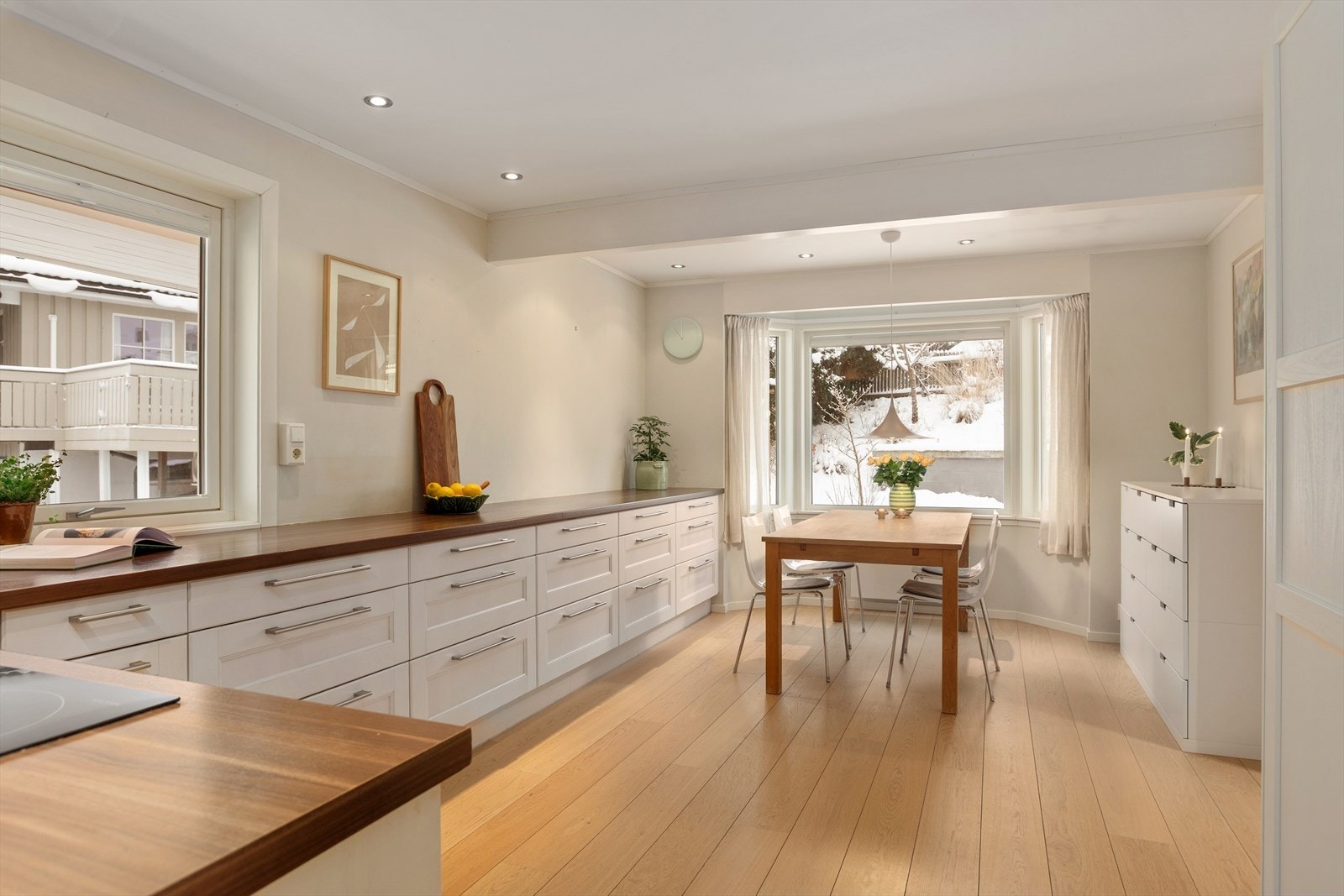 Kjøkkenet føles luftig da det ikke er montert overskap. Det er godt med oppbevaringsplass i skuffer, skap og høyskap, samt mye arbeidsplass på benken. Galleribilde