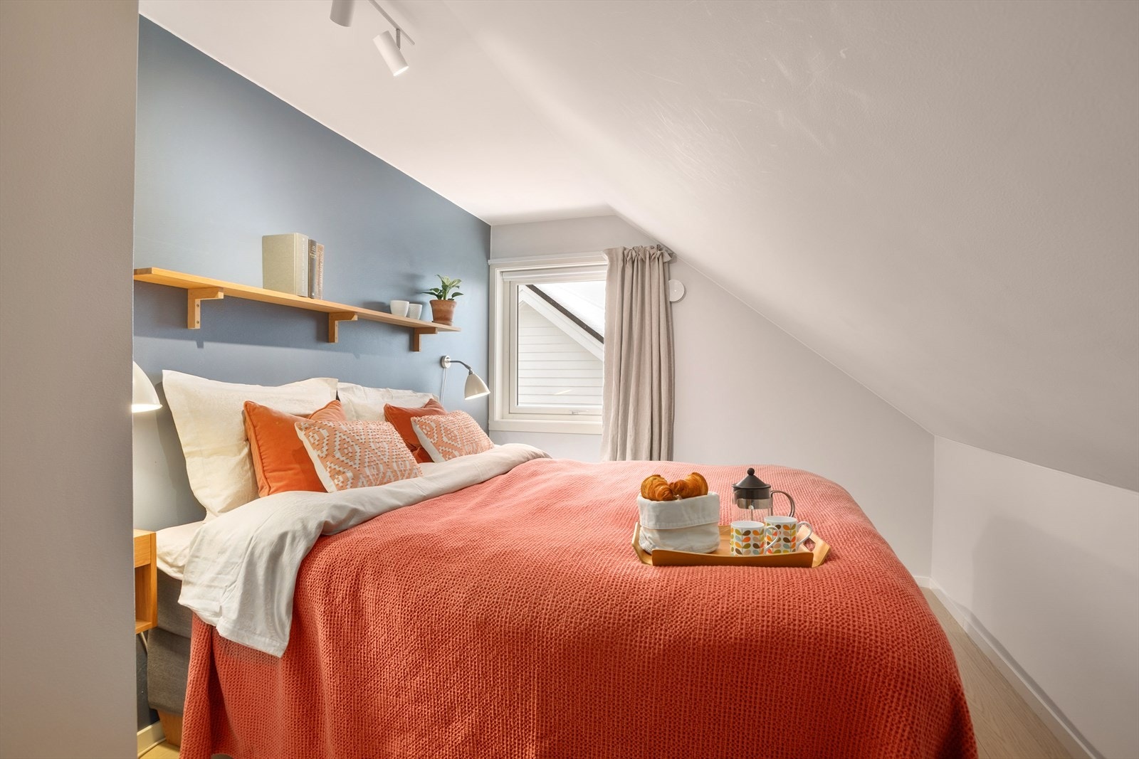 Hovedsoverommet har plassbygd garderobe- og skuffesystem samt tilgang til kneloft. Galleribilde