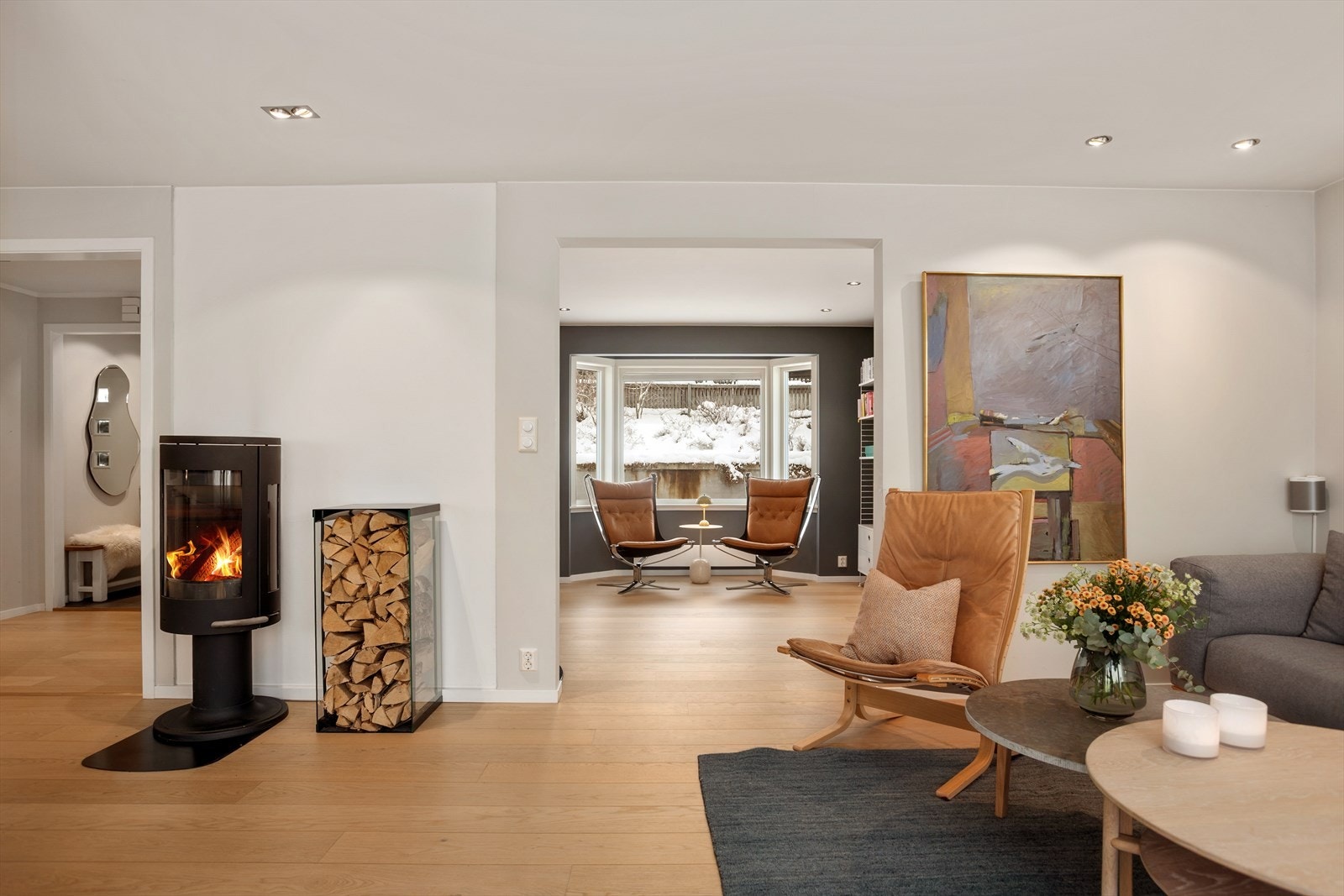 Vegg- og takoverflater er holdt i lyse og tidsriktige farger. Galleribilde