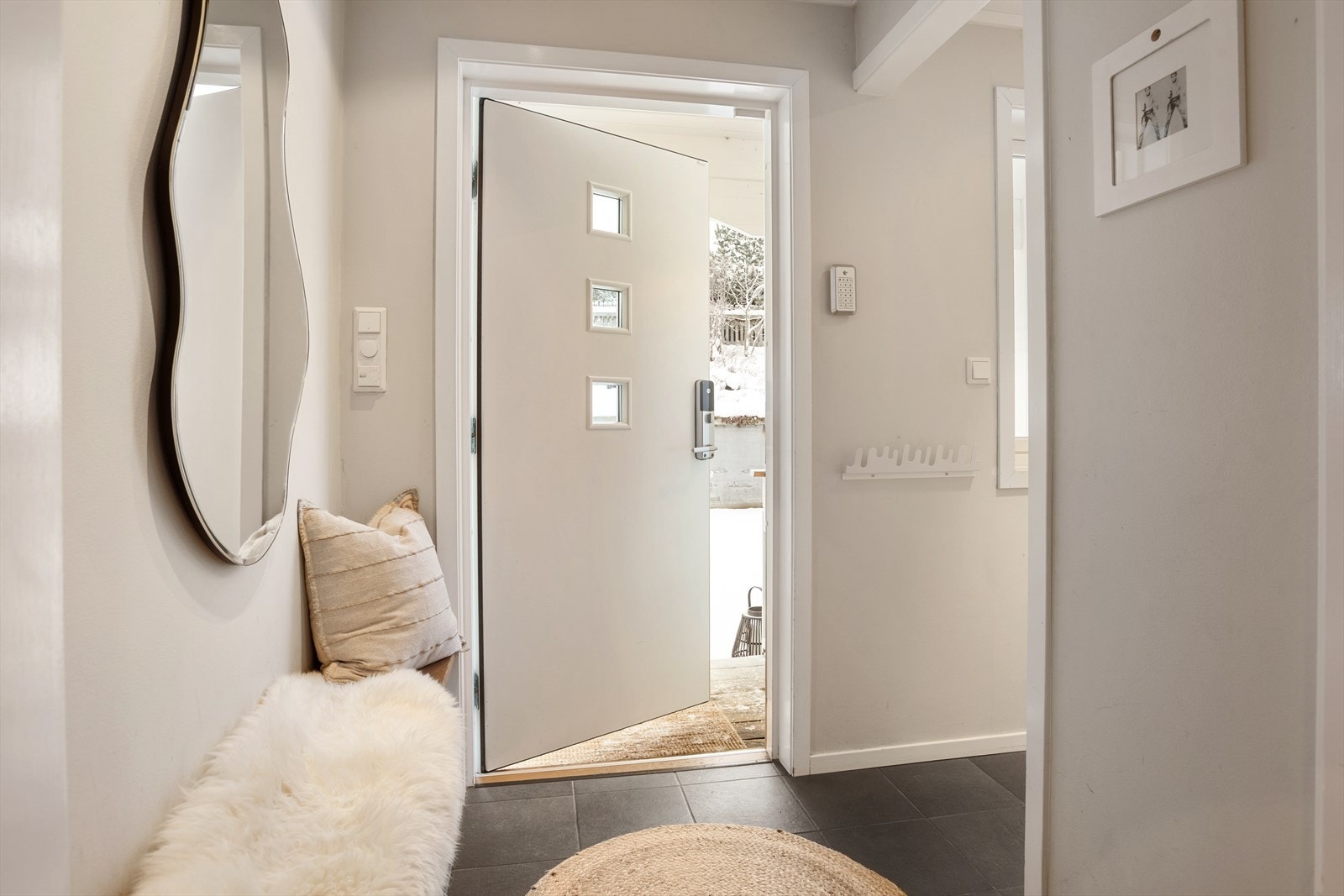 Velkommen inn! Entréen gir et godt førsteinntrykk med god plass til yttertøy og sko. Galleribilde