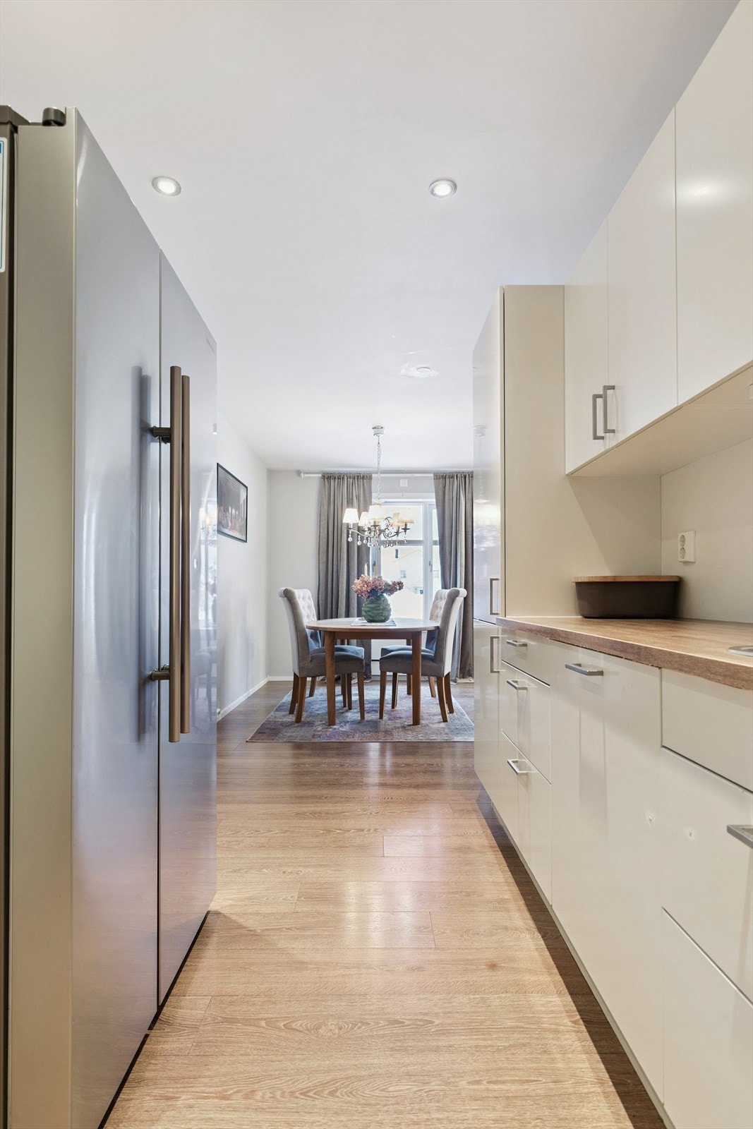 Kjøkkenet ligger i delvis åpen løsning mot spisestuen. Galleribilde