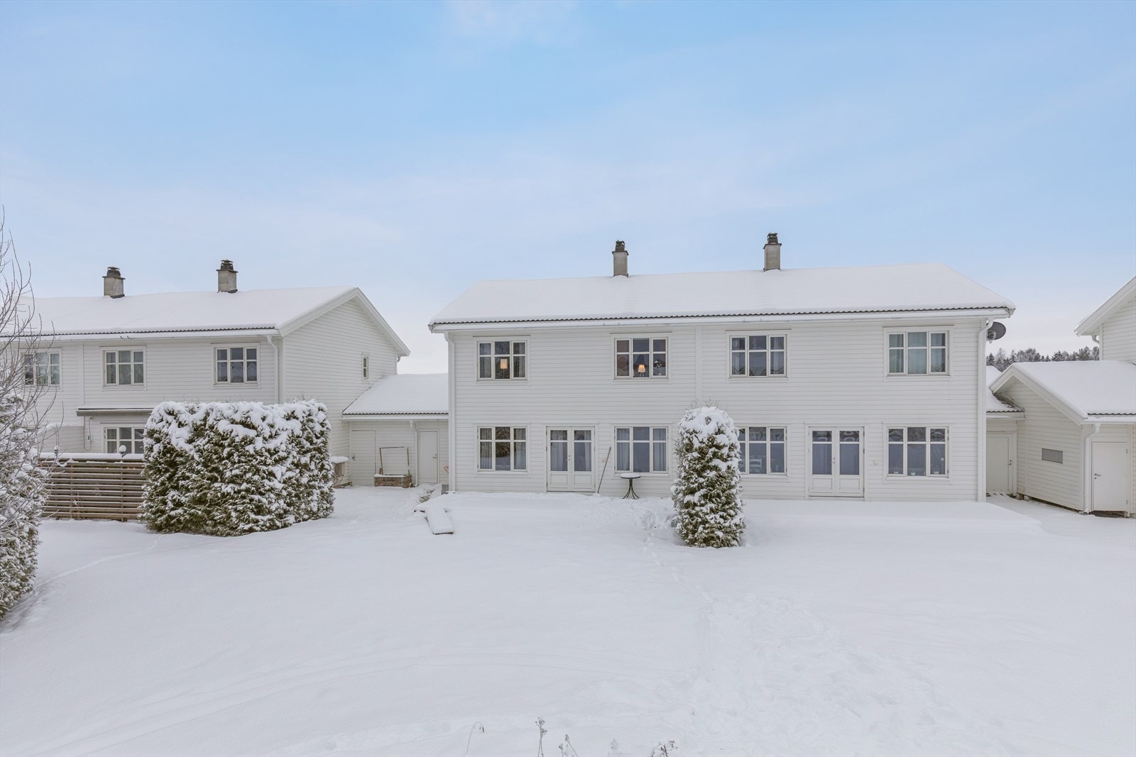 En innholdsrik halvpart av en tomannsbolig med en pent opparbeidet hage. Galleribilde