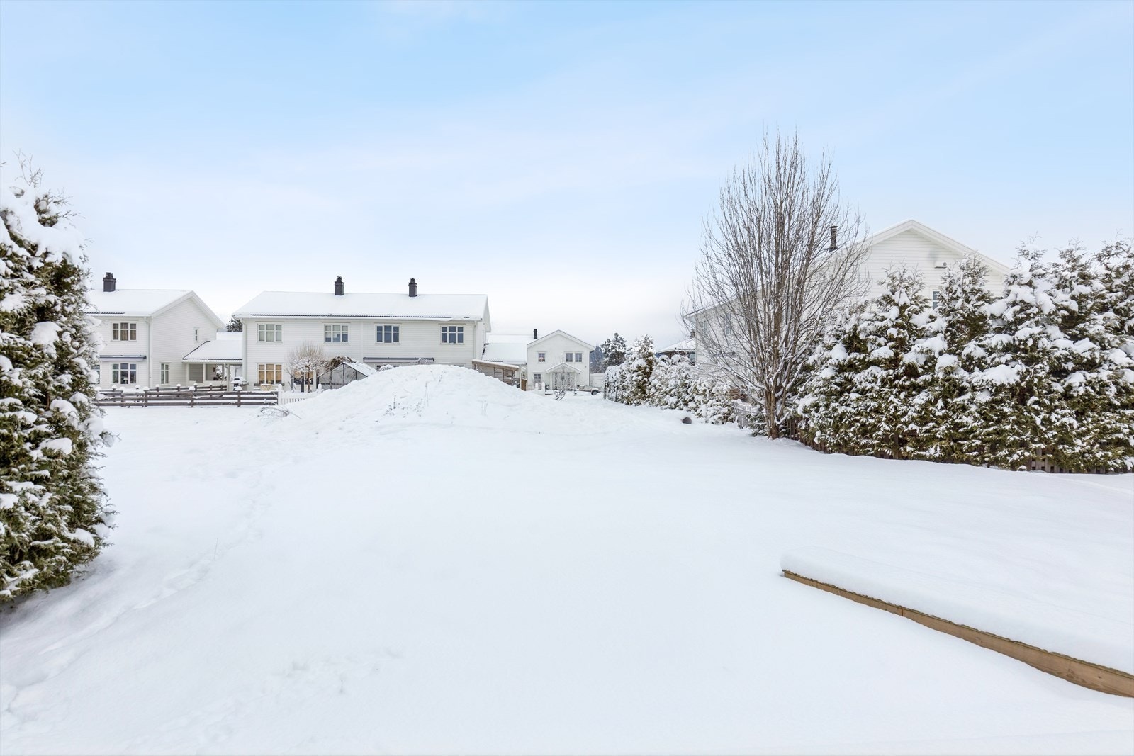 Hagen på baksiden av boligen gir et skjermet og privat uteområde. Galleribilde