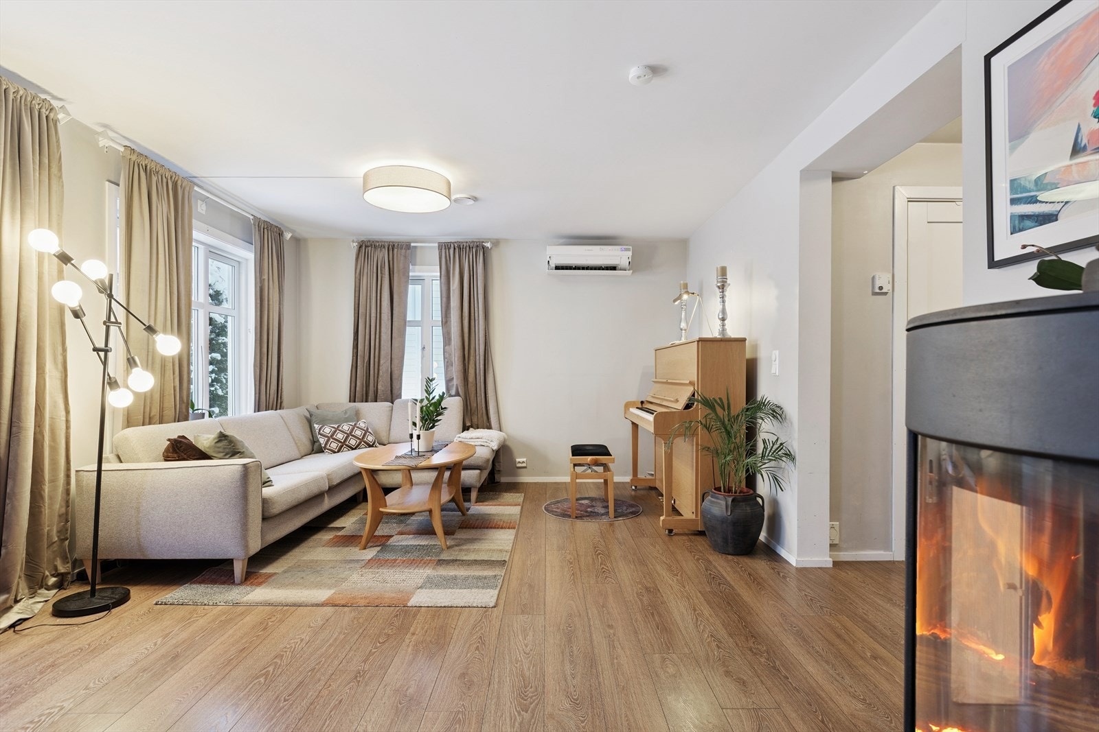 Stuen er romslig, med en sentralt plassert vedovn som gir god varme. Galleribilde