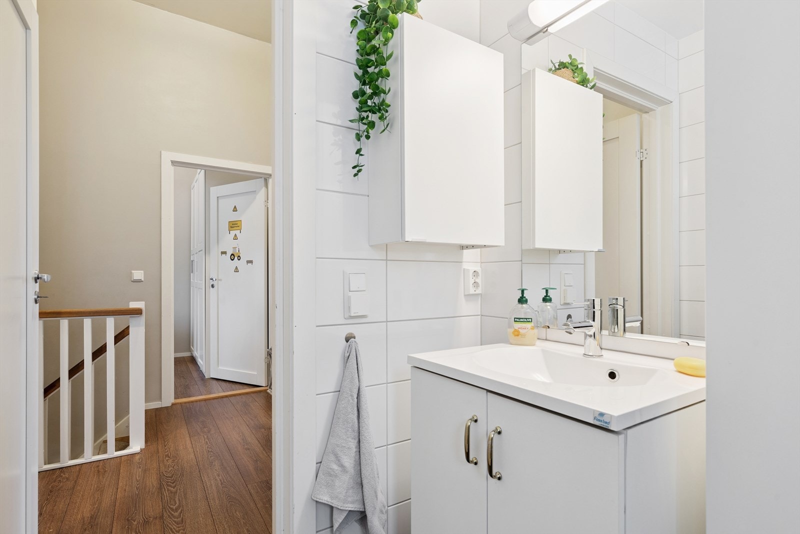 Badet i andre etasje med innredning med servant og speilskap gir god oppbevaring. Galleribilde