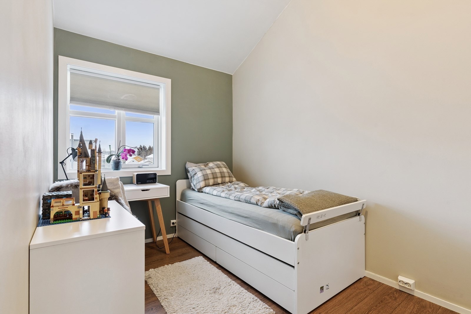 Det andre soverommet er lyst og egner seg godt som barnerom. Galleribilde