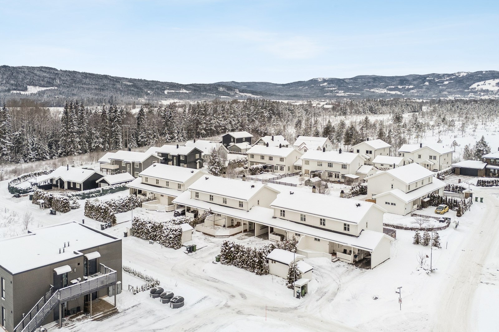 Flere barnehager og skoler ligger innen gangavstand fra eiendommen. Galleribilde