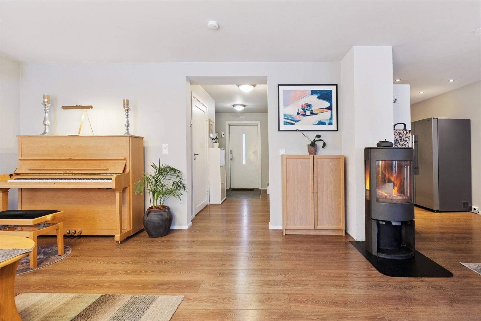 Gjennomgående laminatgulv binder rommene i første etasje sammen. Galleribilde