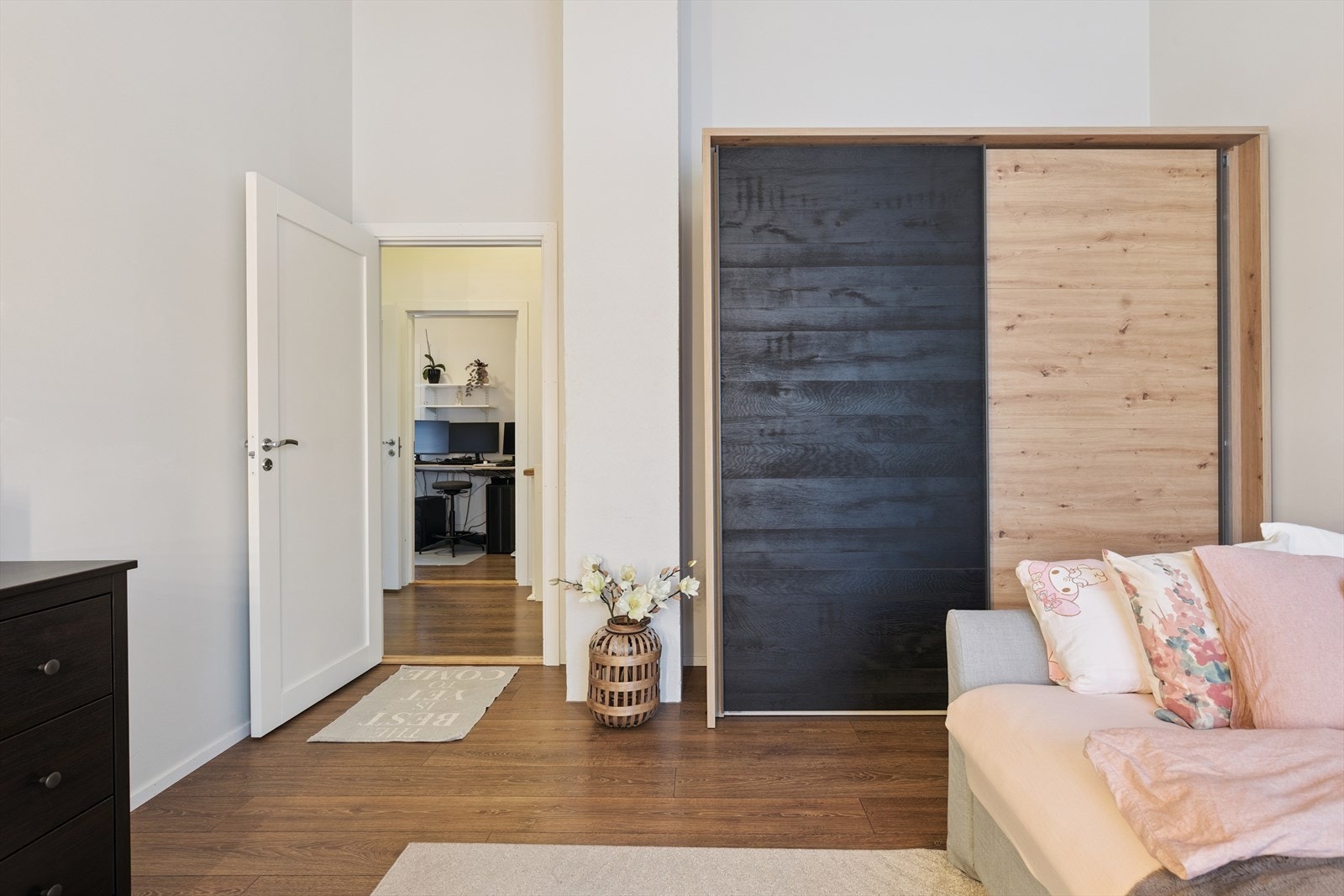 Rommet har plass til både seng og garderobeløsning. Galleribilde