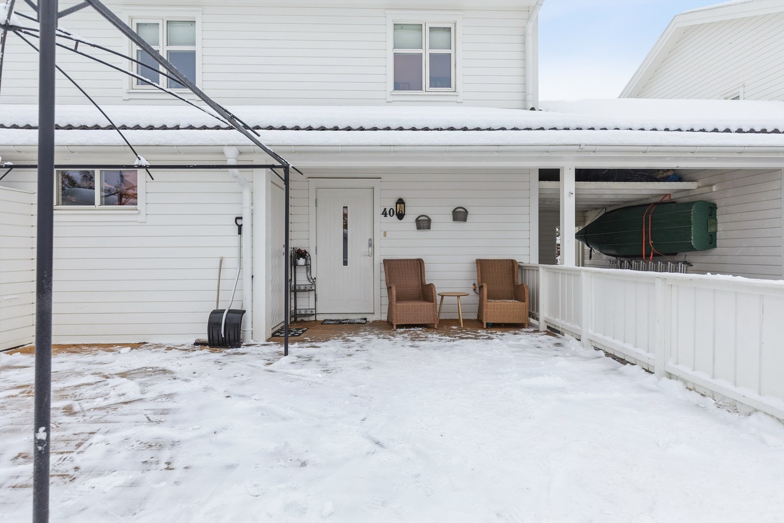 Carporten gir praktisk og skjermet parkering rett ved inngangsdøren. Galleribilde