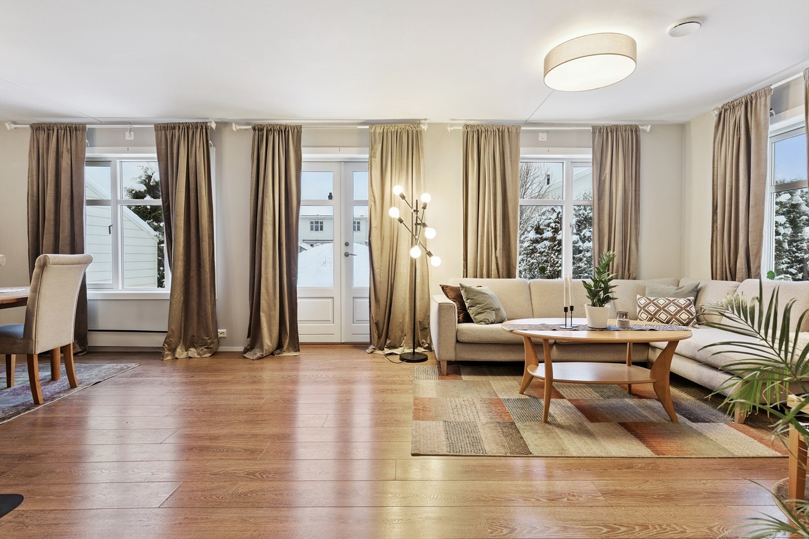 Store vindusflater og utgang til terrasse gir rikelig med dagslys. Galleribilde