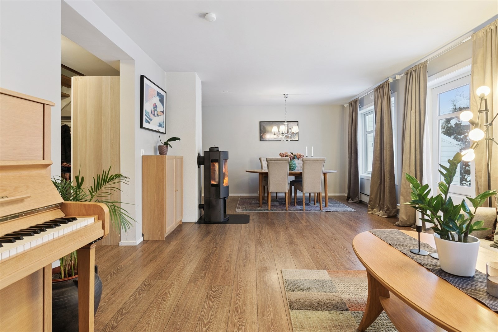 Den åpne løsningen gir en naturlig overgang mellom stue og spisestue. Galleribilde