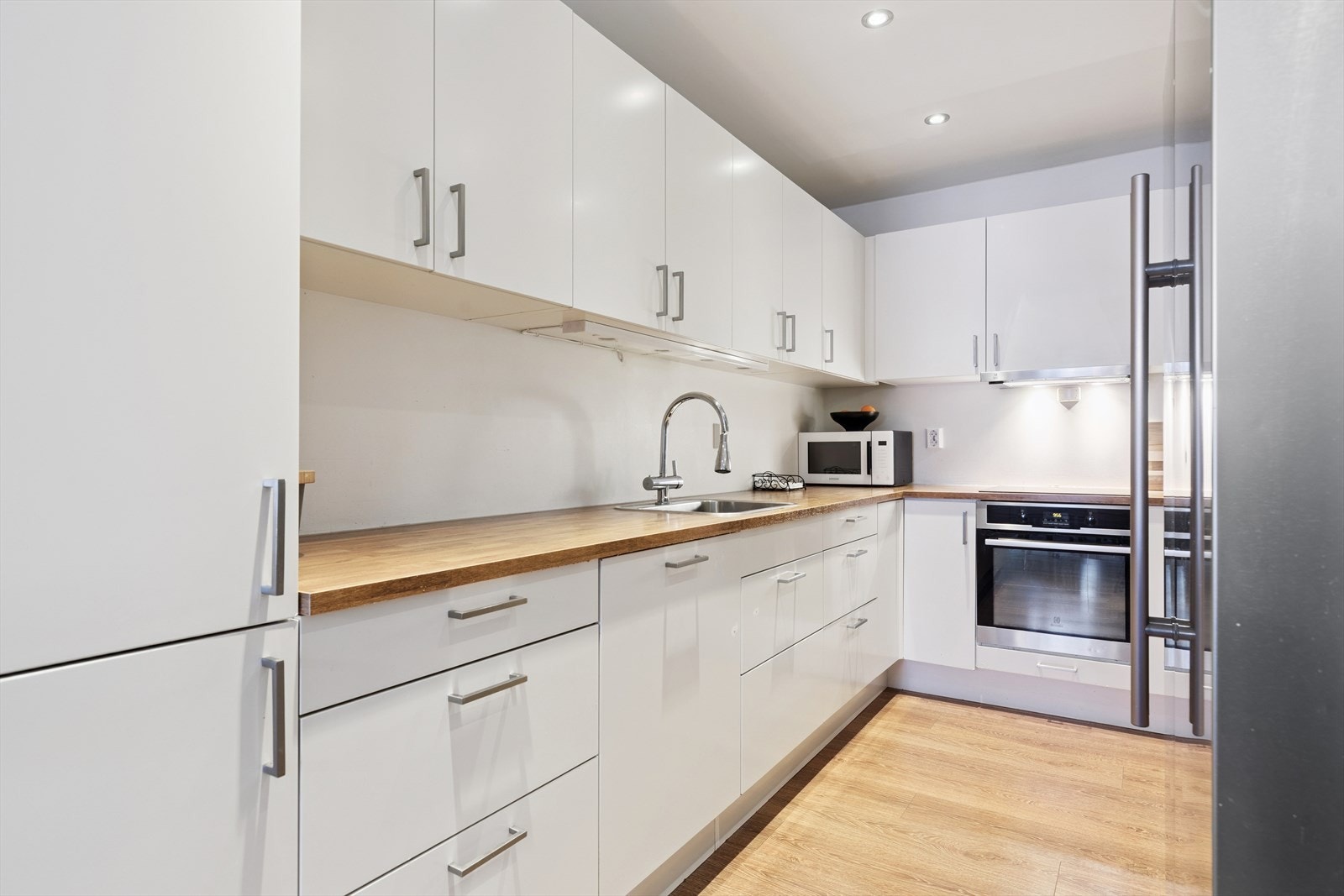 Kjøkkenet har en praktisk U-form med rikelig skap- og benkeplass. Galleribilde