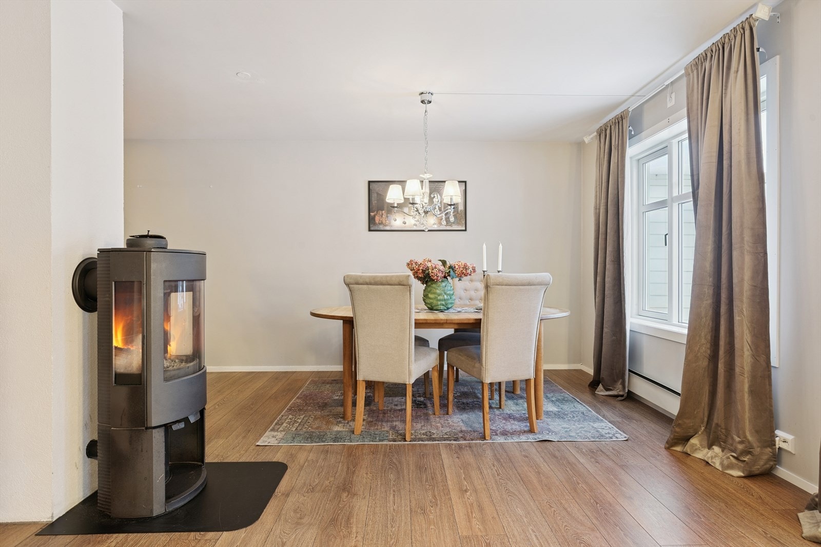 Spisestuen har god plass til et større spisebord for hyggelige sammenkomster. Galleribilde