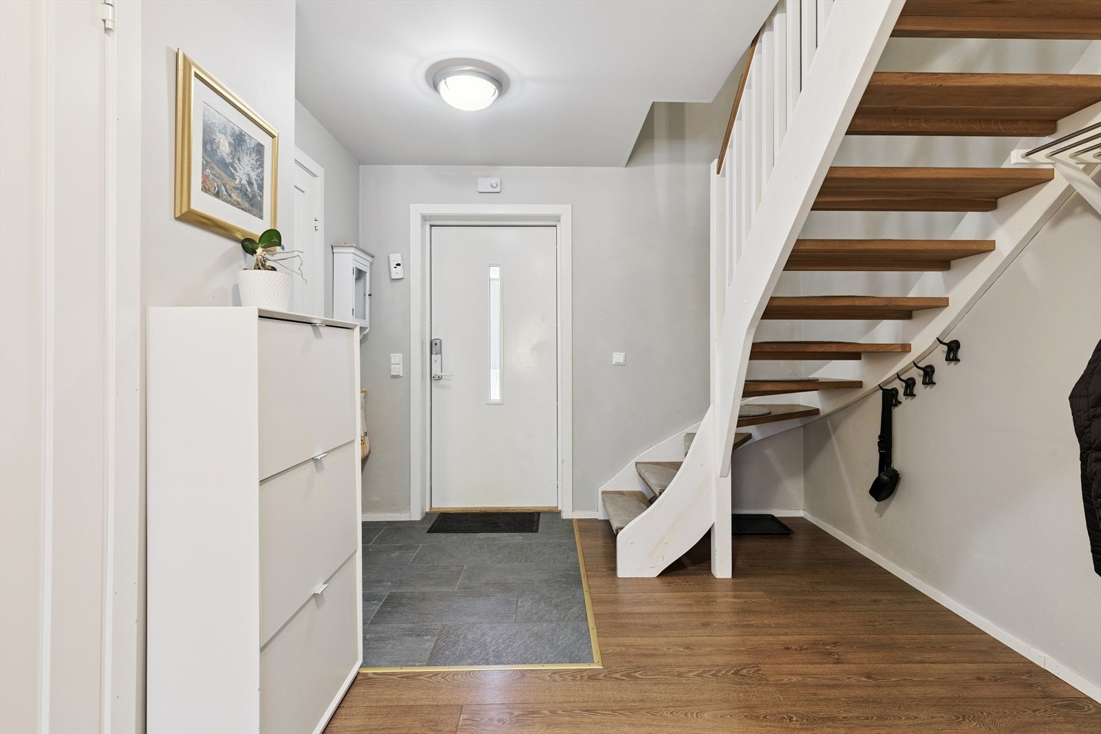 Inngangspartiet har flislagt gulv og trapp opp til andre etasje. Galleribilde