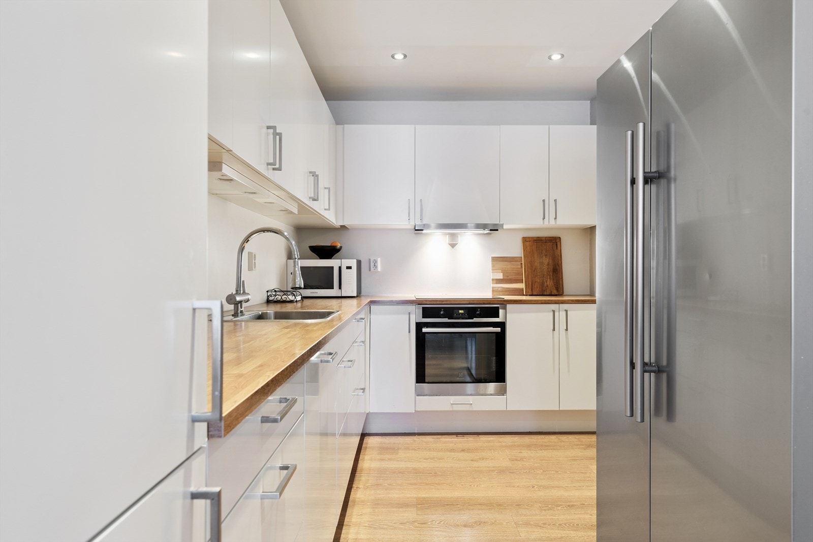 Det er avsatt plass til et stort, frittstående kjøleskap. Galleribilde