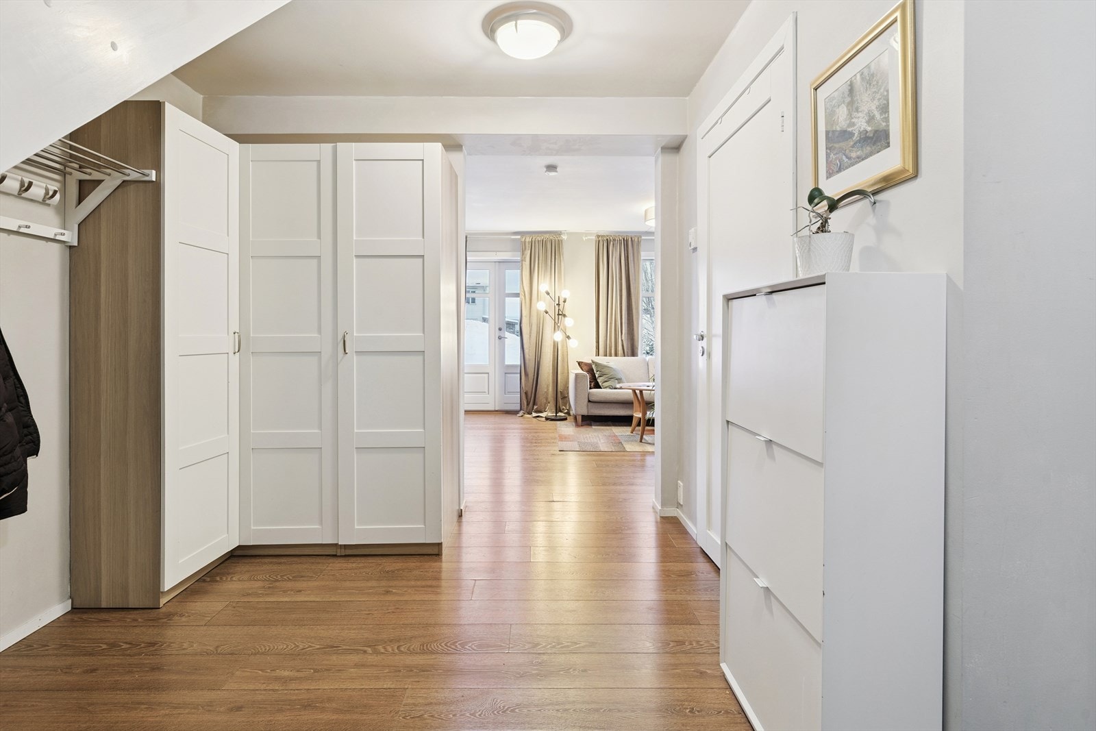 Fra entréen er det åpen tilgang videre inn mot stuen. Galleribilde