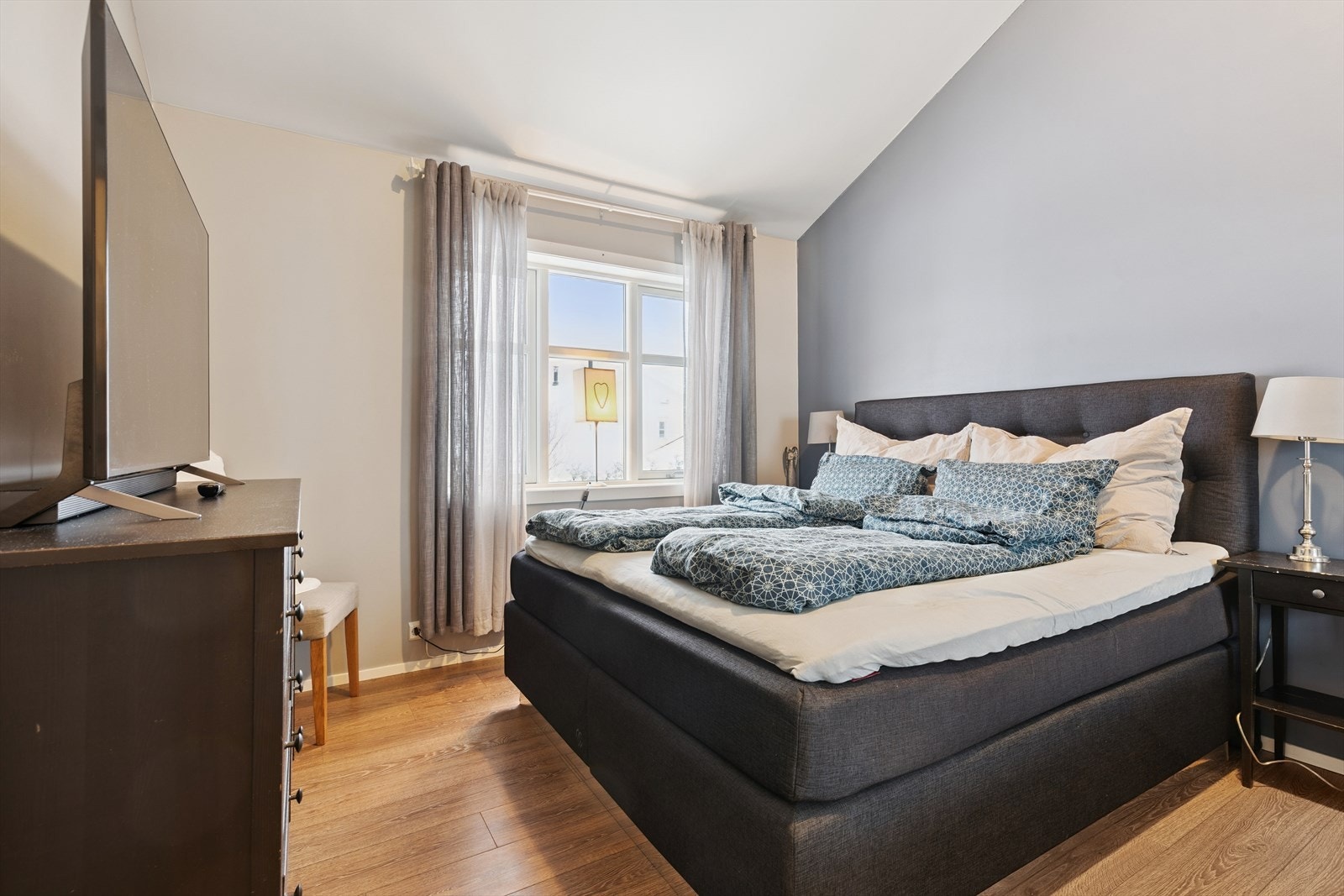 Hovedsoverommet er romslig med plass til dobbeltseng og møblement. Galleribilde