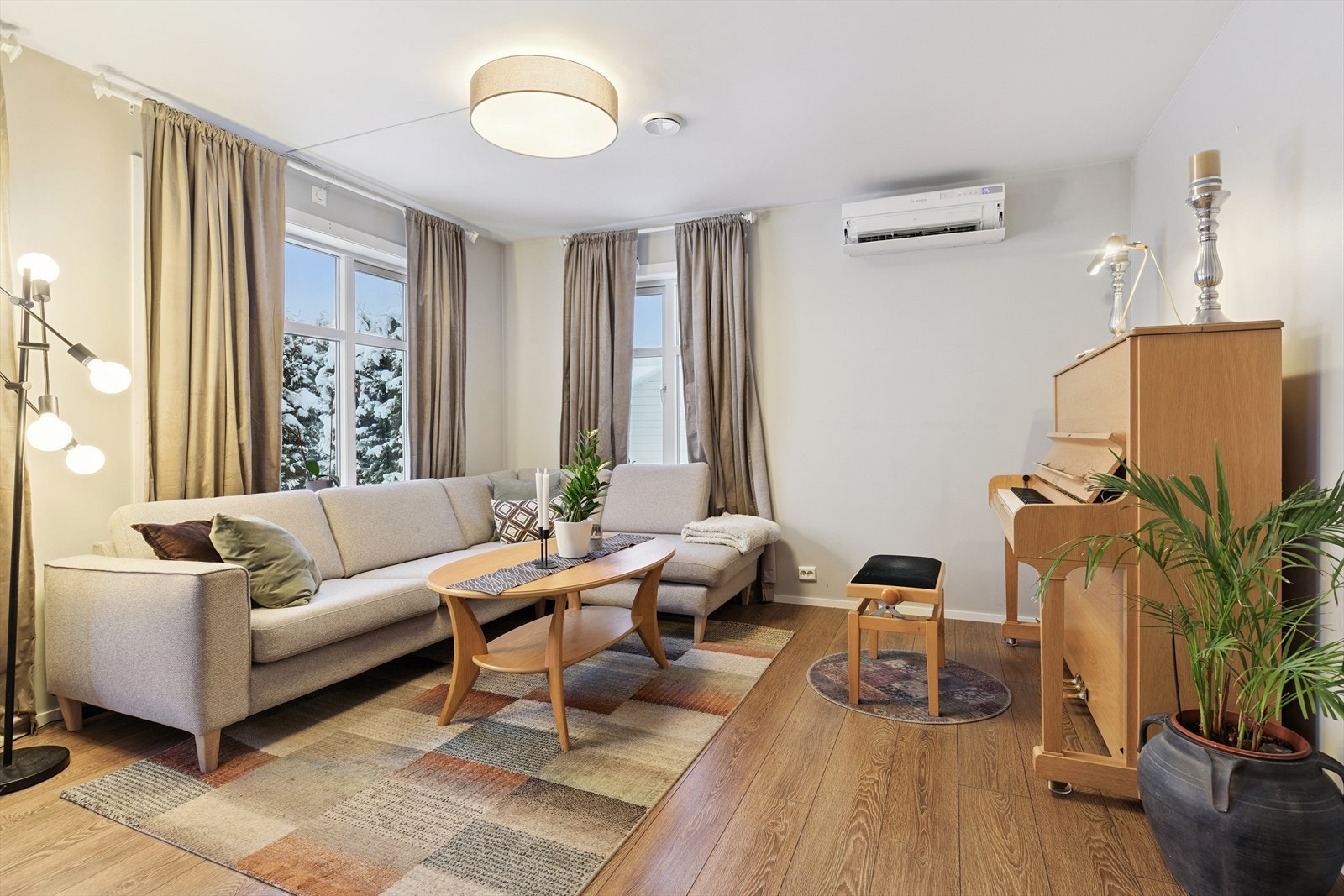 Rommet er enkelt å møblere med plass til en stor sofagruppe. Galleribilde