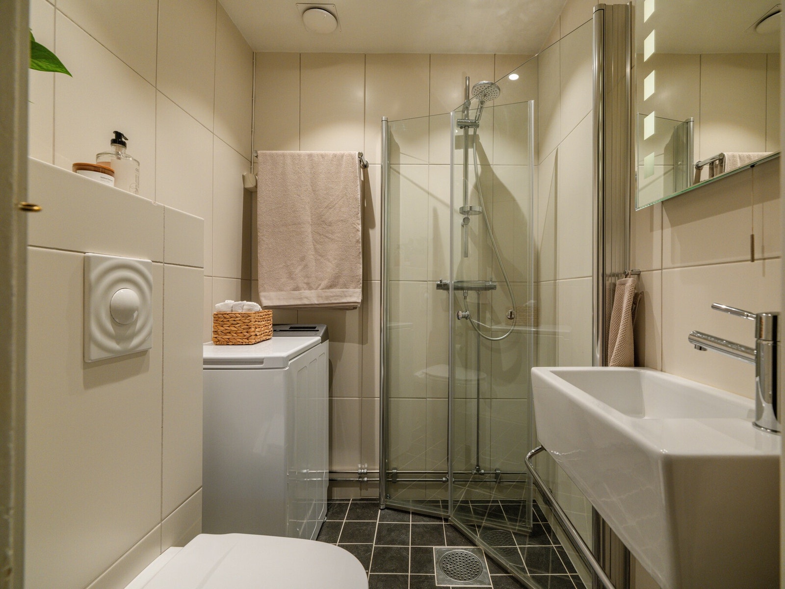 Det er et pent flislagt bad rehabilitert i regi av borettslaget i 2007. Galleribilde