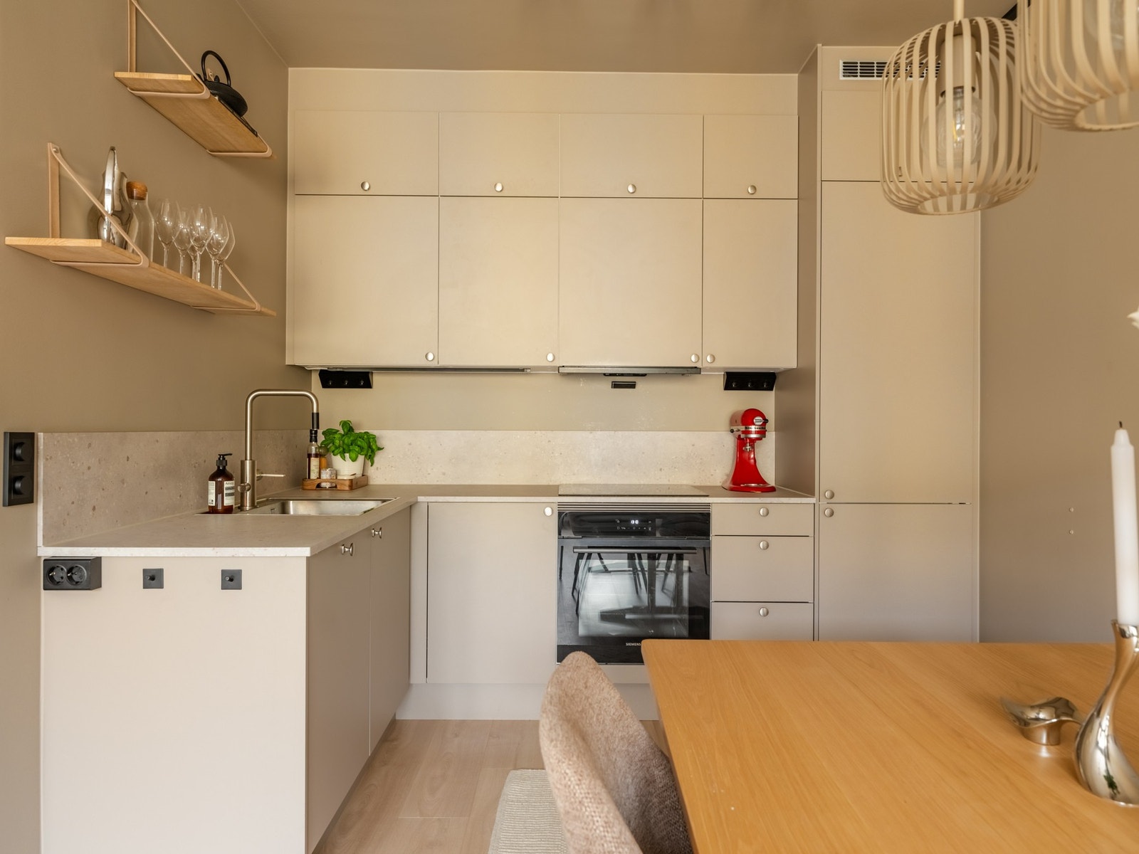 Dette er en svært gjennomgående og fin 3-roms, med god planløsning og gjennomført stil. Denne kommer du til å like! Galleribilde