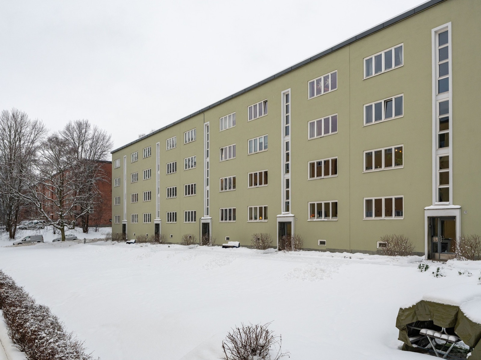 Leiligheten ligger fint beliggende i byggets 3. etasje. Stuen vender mot syd som betyr nydelig solforhold! Galleribilde