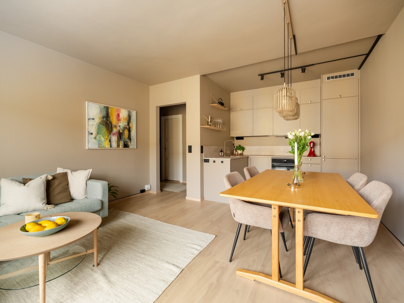 Det er også plass til stort spisebord, dersom du er av typen som liker å invitere til større besøk. Galleribilde