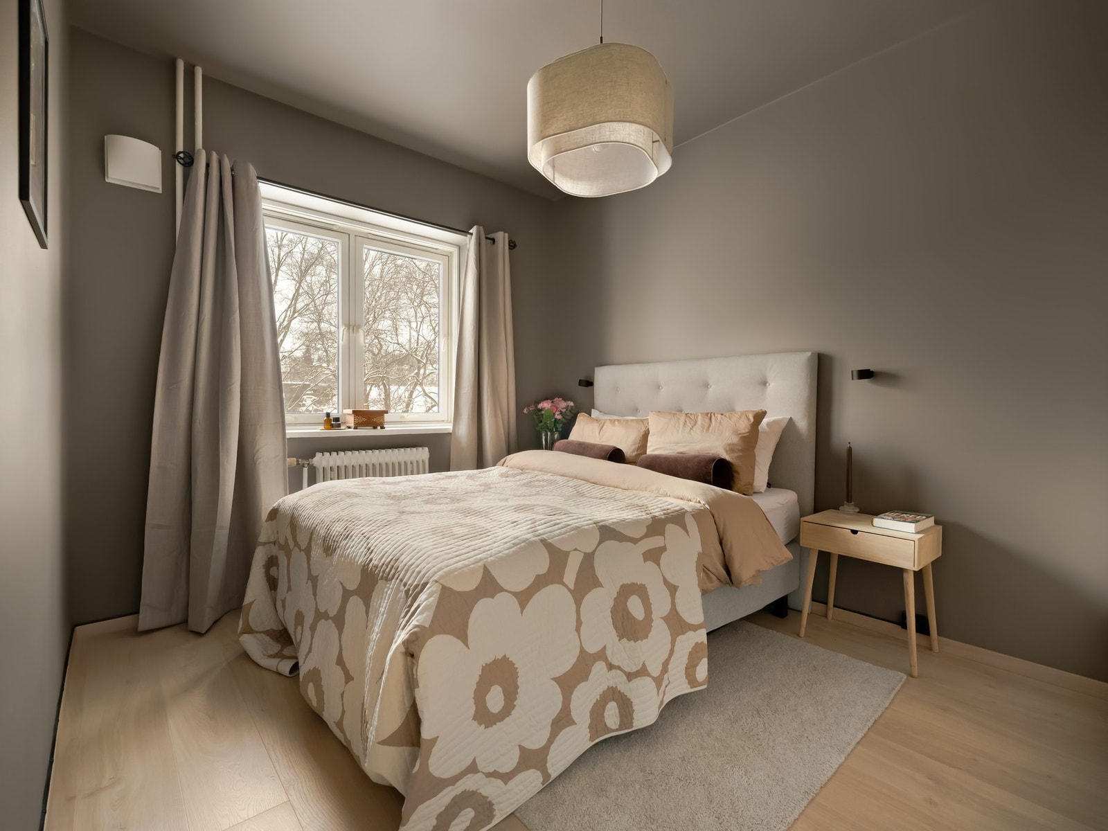 På motsatt side finner vi soverommene. Dette er det største av de to. Galleribilde